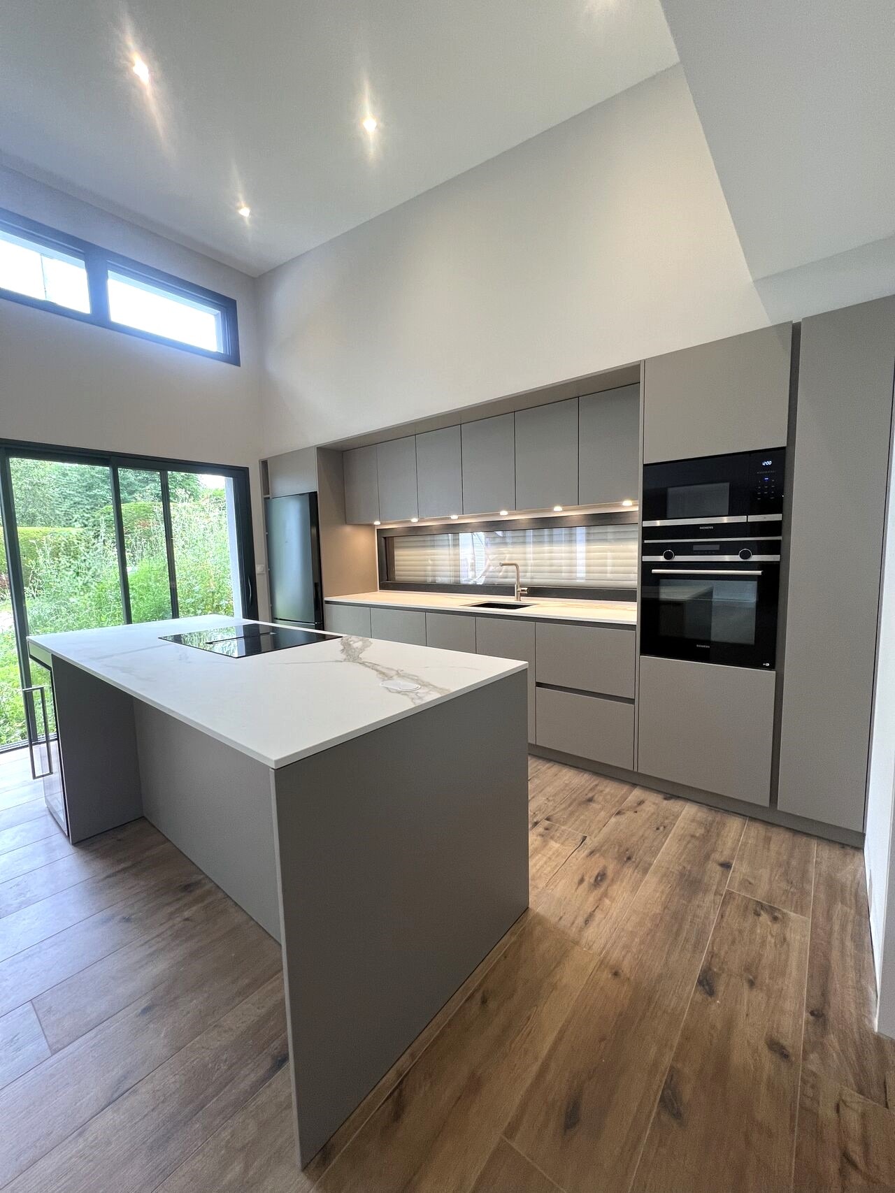 Plan de travail céramique Laminam Calacatta Michelangelo façonné par Anjou Marbre pour une cuisine moderne en Loire-Atlantique