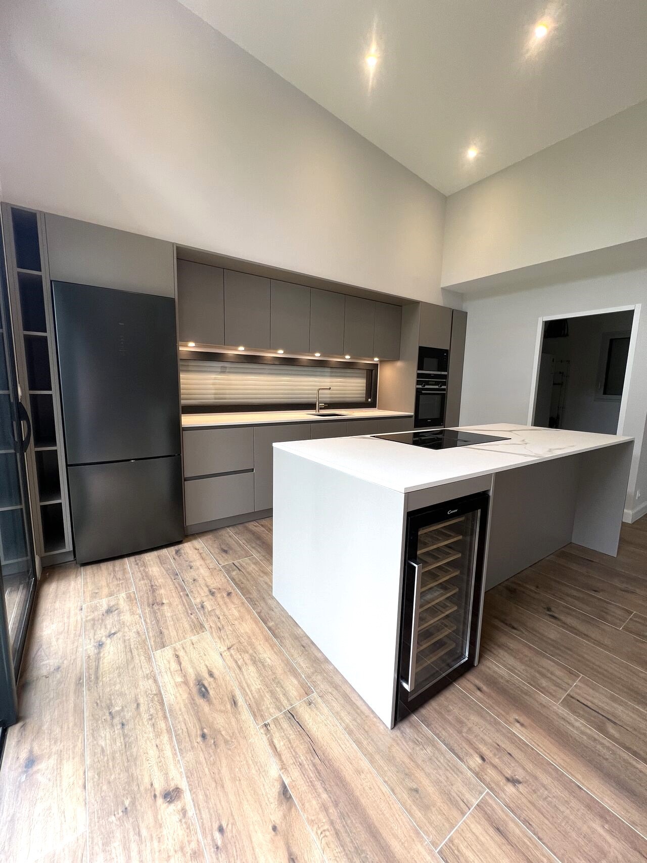 Cuisine ARMONY CUCINE contemporaine installée à Sucé-sur-Erdre près de Nantes avec façades Sahara laqué mat et ilot central sur mesure.