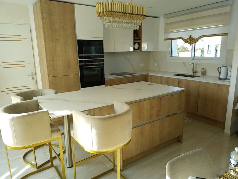 Cuisine italienne sur mesure Armony Cucine à Ancenis, aménagée en blanc mat et bois avec îlot central