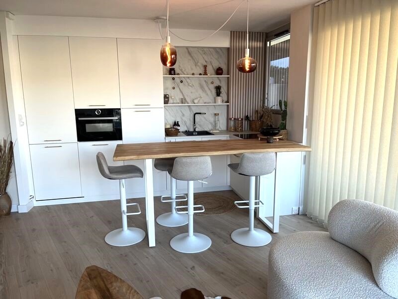 Agencement sur mesure d’une colonne four et réfrigérateur encastrés dans une cuisine ARMONY CUCINE à La Baule