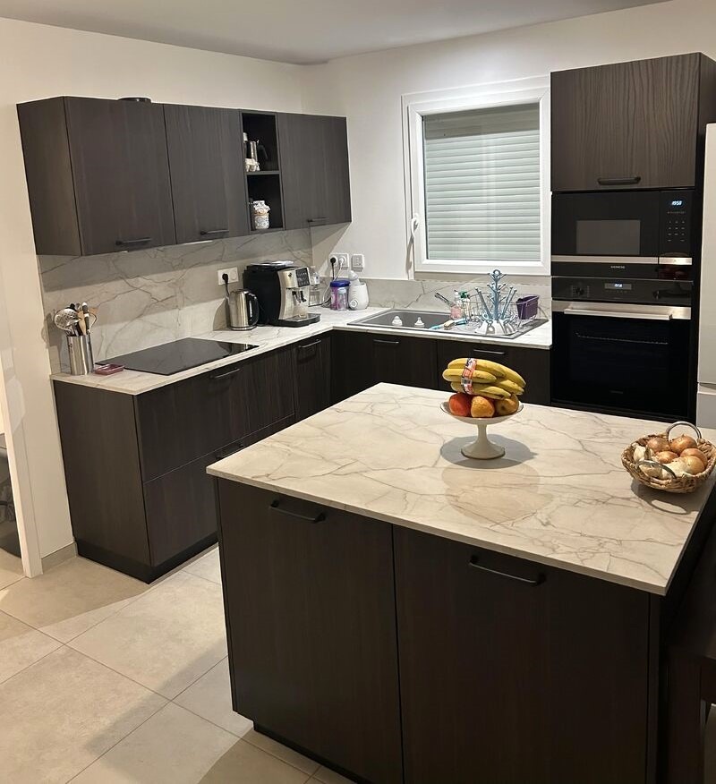 Cuisine italienne sur mesure installée à Trans-sur-Erdre avec mobilier Armony Cucine et finitions bois et marbre