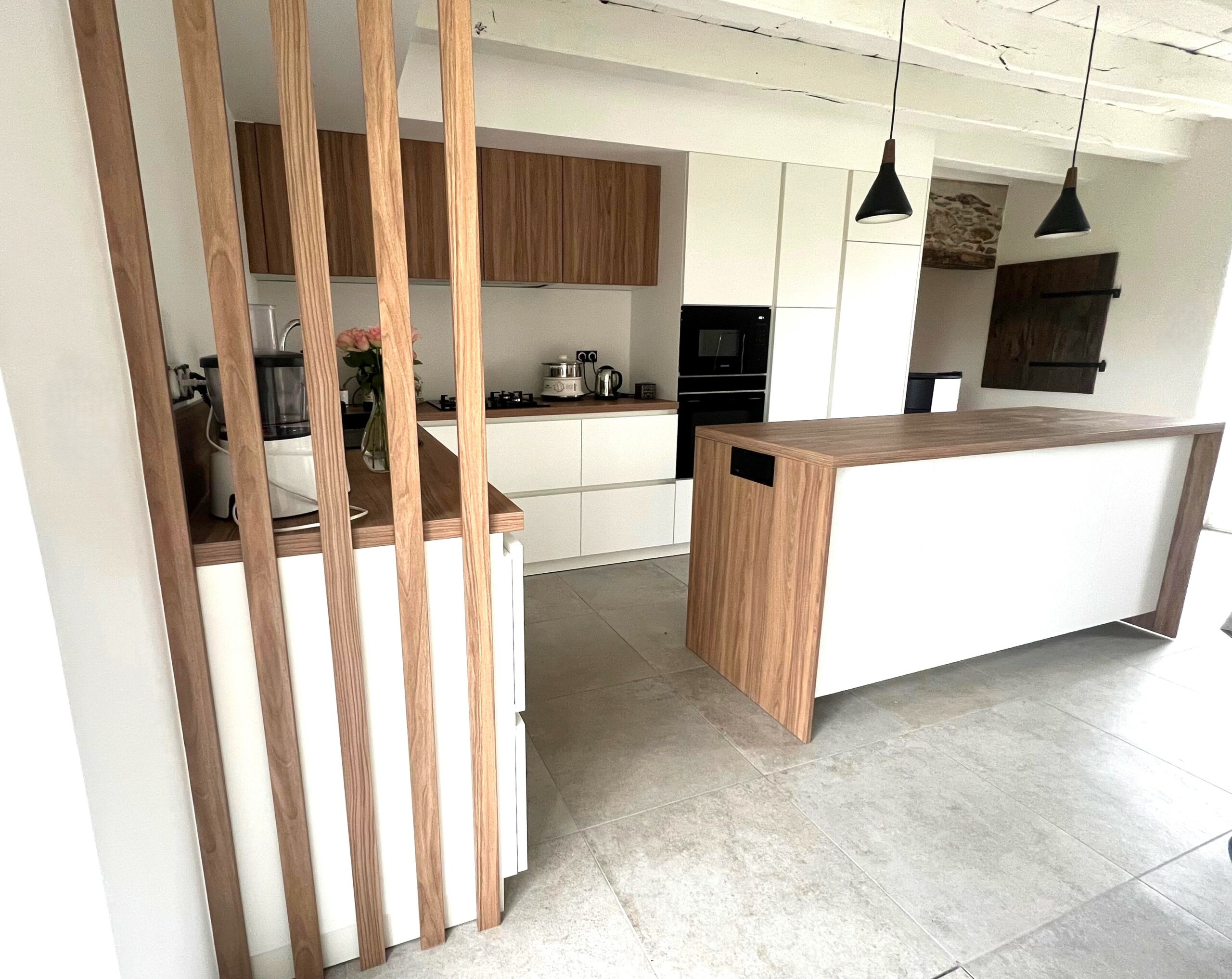 Cuisine italienne haut de gamme Armony Cucine sur mesure, réalisée par Cuisines de l’Erdre à Sucé-sur-Erdre, Loire-Atlantique, avec des façades laquées blanches et un îlot central en bois.