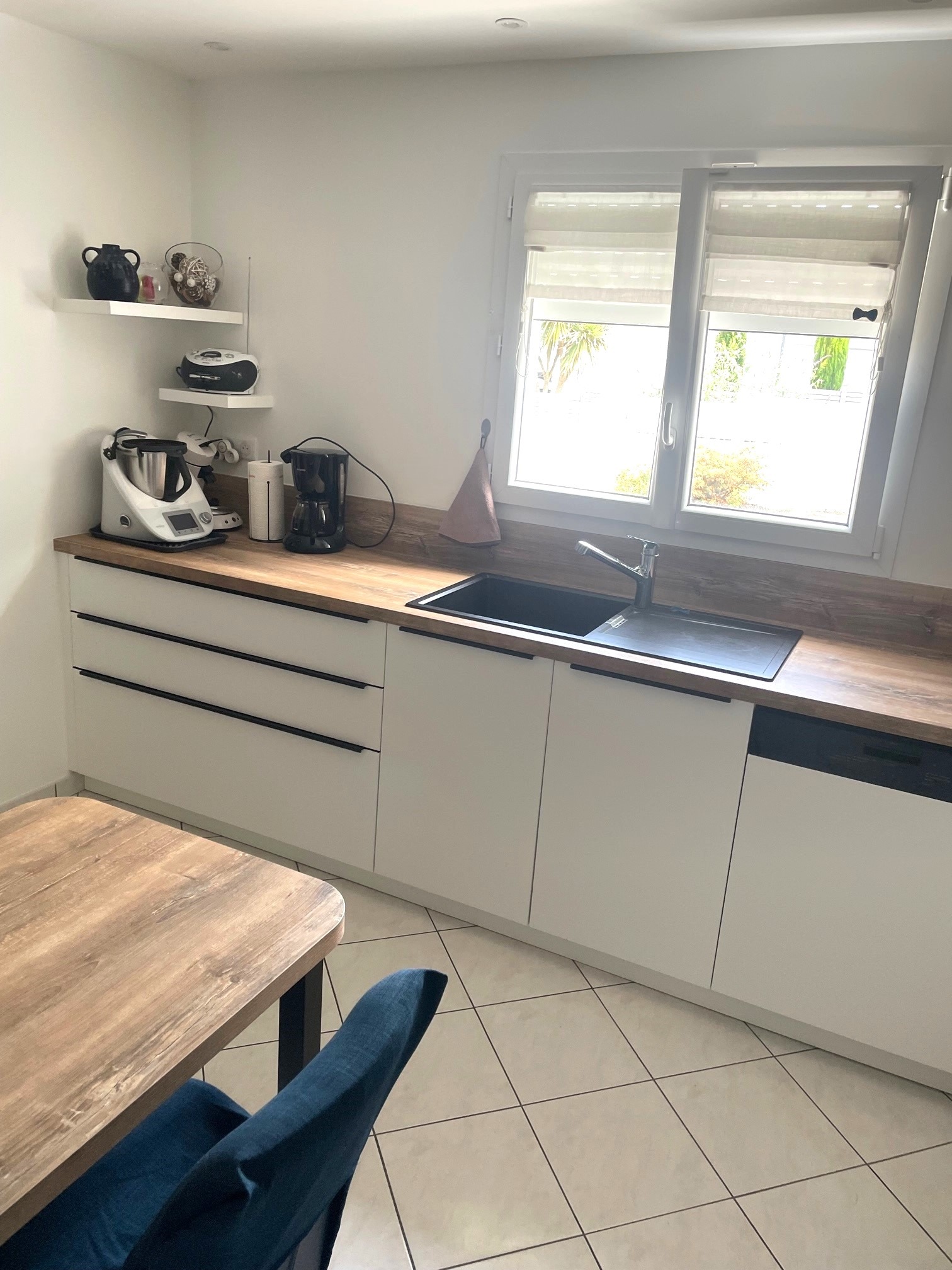 Cuisine haut de gamme Armony Cucine installée à Orvault par Cuisines de l’Erdre, avec façades blanches mates et bois chêne.