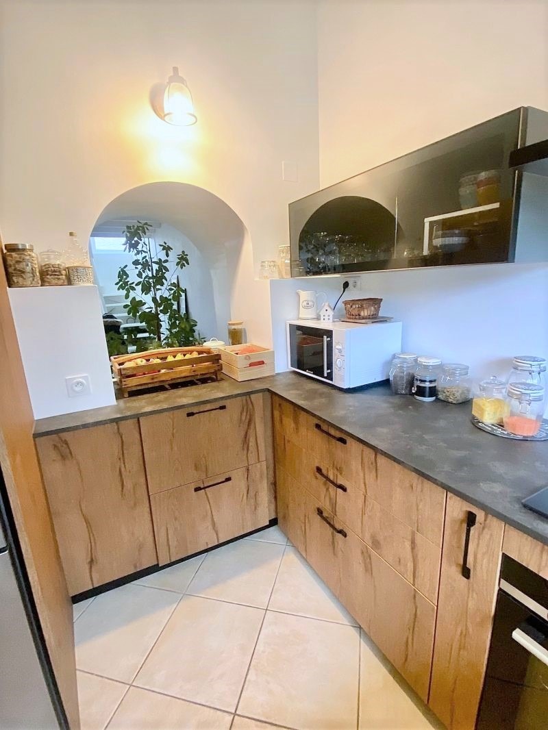 Cuisine ARMONY CUCINE haut de gamme à Sucé-sur-Erdre, avec mobilier italien moderne et murs en pierre apparente.