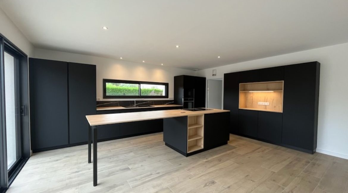 cuisine-armony-cucine-saint-mars-de-coutais-nantes-loire-atlantique-noir-bois-ceramique-ilot-niche-plaque-aspirante-laque-mat