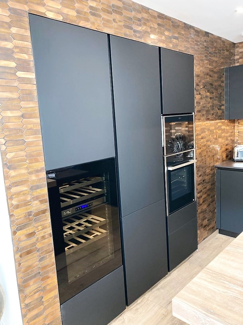 Crédence cuivrée effet métallisé installée dans une cuisine moderne ARMONY CUCINE à Carquefou près de Nantes.
