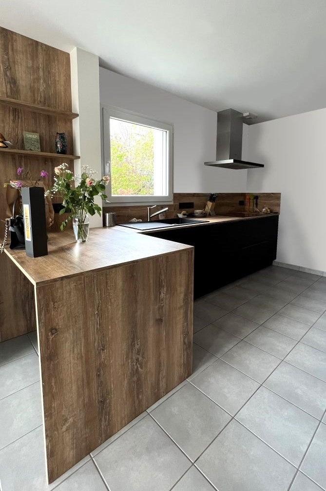 Installation sur mesure d’une cuisine équipée ARMONY CUCINE près de Nantes avec retour bar en bois"