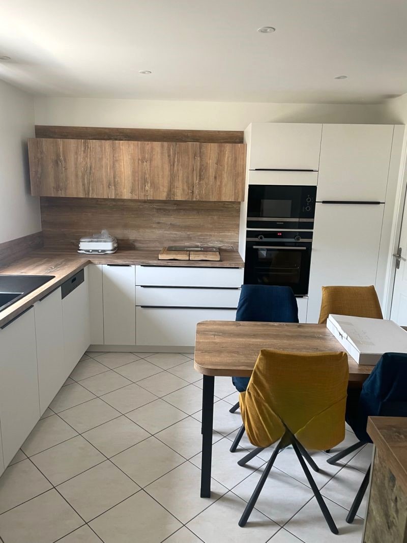 Meubles encastrés avec électroménagers intégrés dans une cuisine moderne Armony Cucine à Orvault.