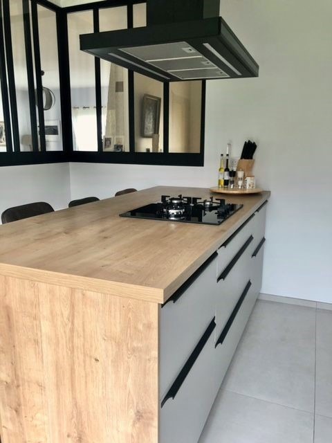 Îlot central sur mesure avec plaque gaz et coin repas intégré dans une cuisine Armony Cucine à Rezé