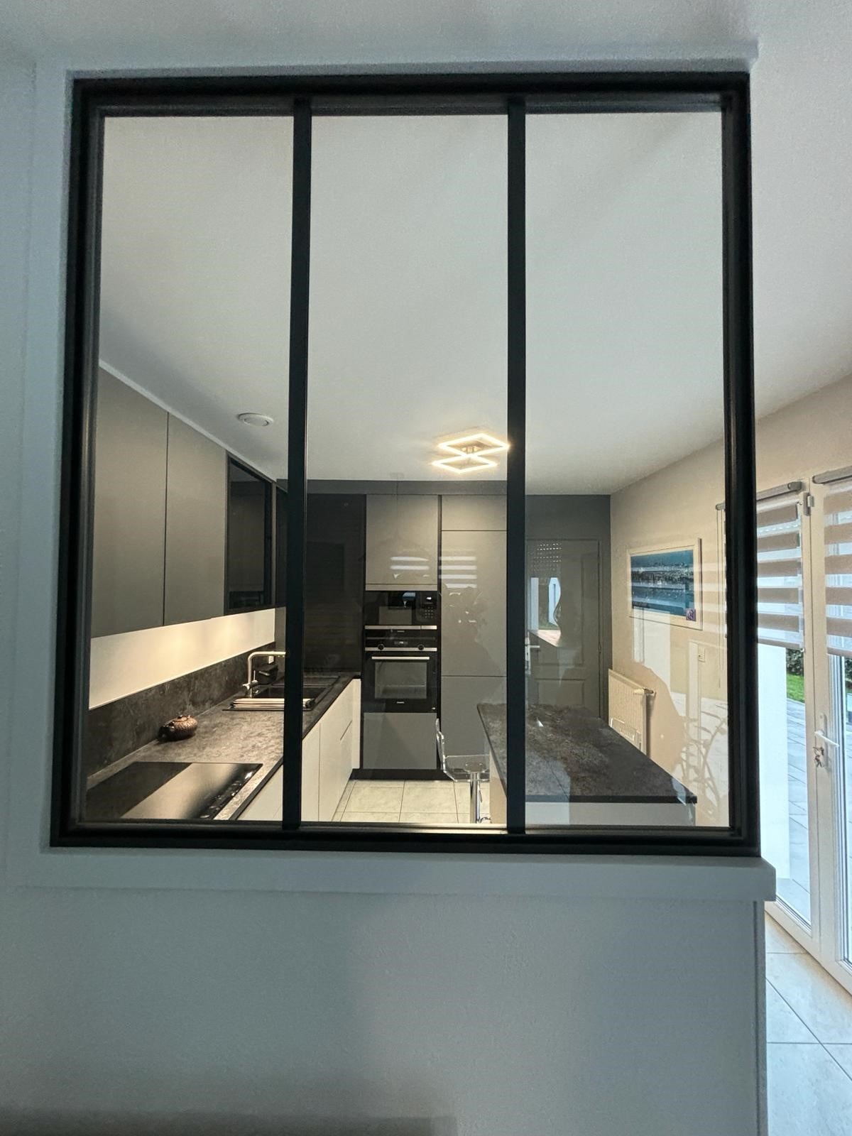 Îlot central multifonctions en finition béton gris dans une cuisine Armony Cucine à Sucé-sur-Erdre.