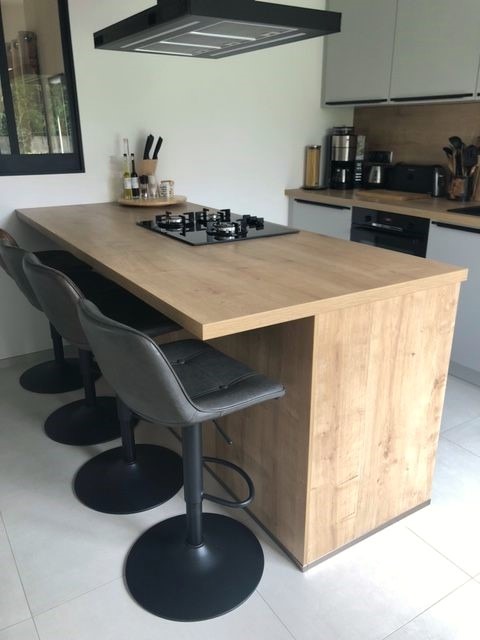 Cuisine haut de gamme Armony Cucine à Rezé avec façades blanches mates et poignées noires intégrées