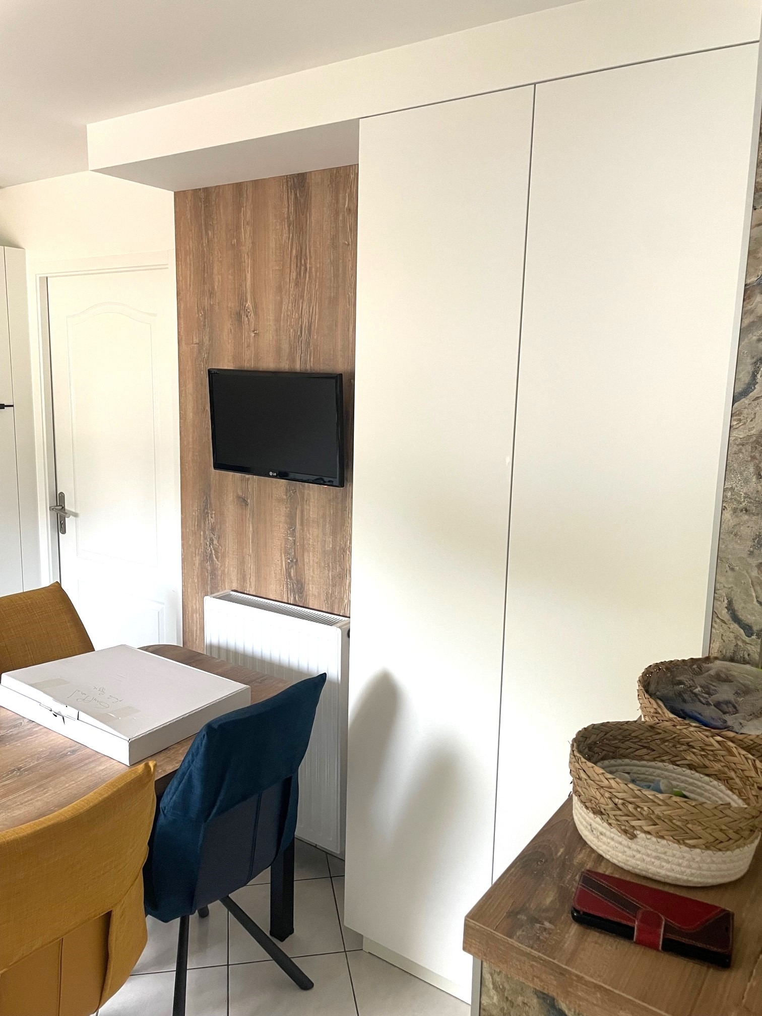 Table sur mesure en bois assortie à la cuisine Armony Cucine à Orvault, conçue par Cuisines de l’Erdre.