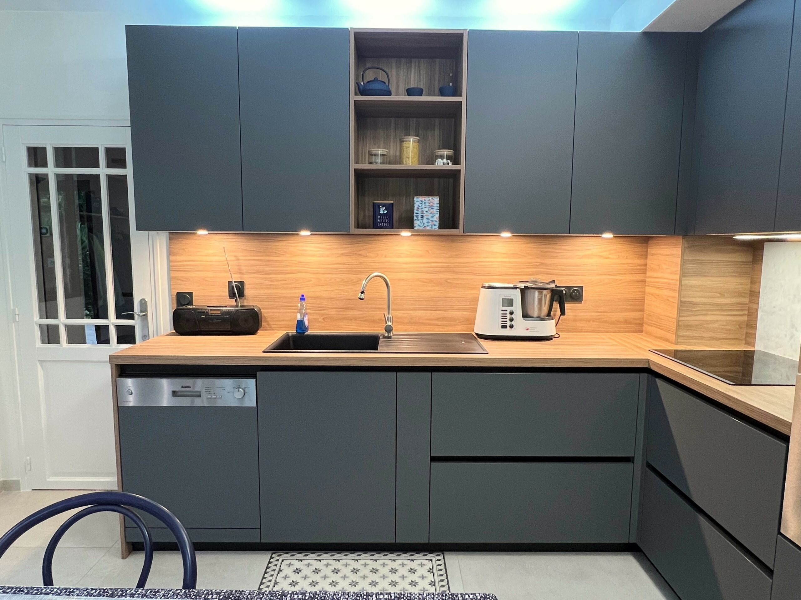 Installation cuisine contemporaine à Sautron avec plaque induction Neff et hotte encastrée