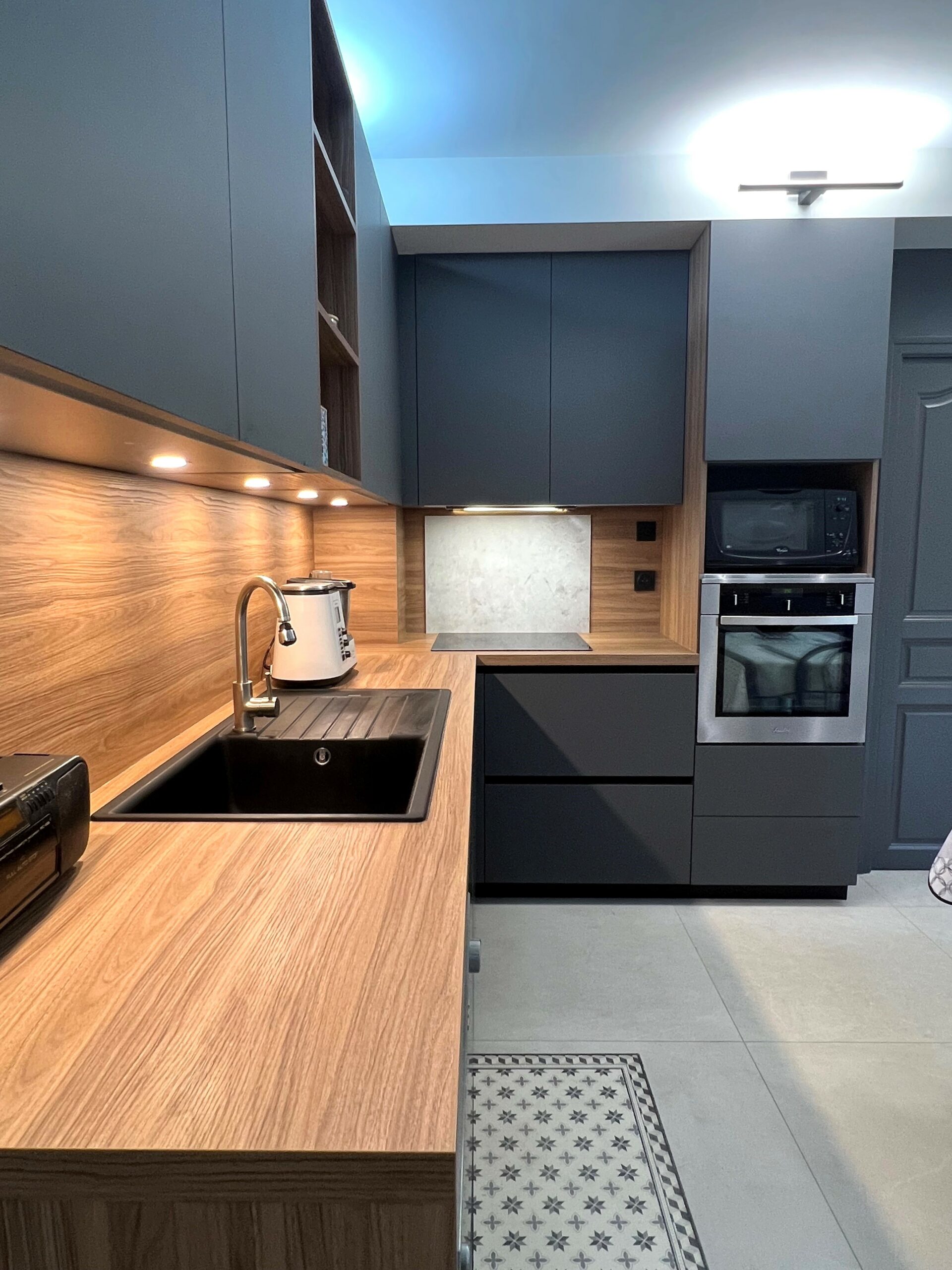 Cuisine-italienne-armony-cucine-haut-de-gamme-sautron-contemporaine-bois-nantes-cuisiniste-loire-atlantique-ouverte-coin-repas-baldaquin-eclairage