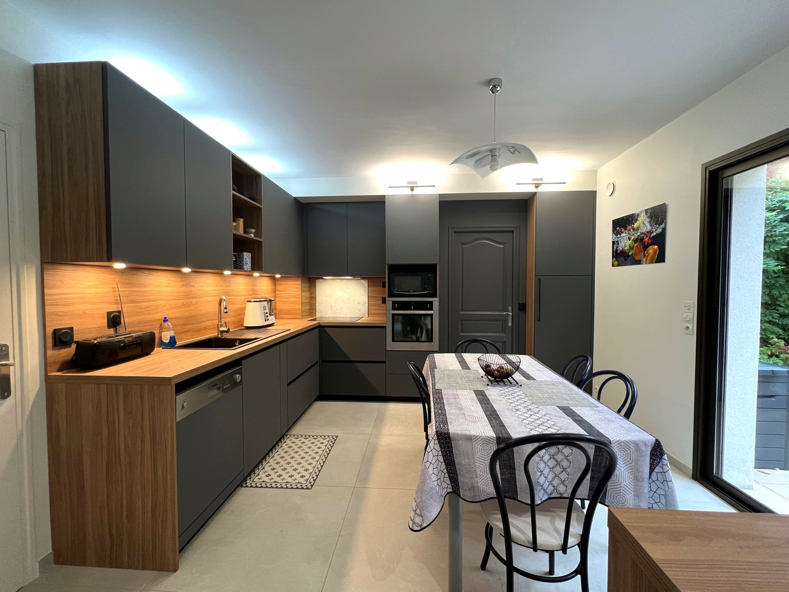 Cuisine haut de gamme ARMONY CUCINE à Sautron pour un couple, avec façades anthracite laqué mat et plan de travail bois