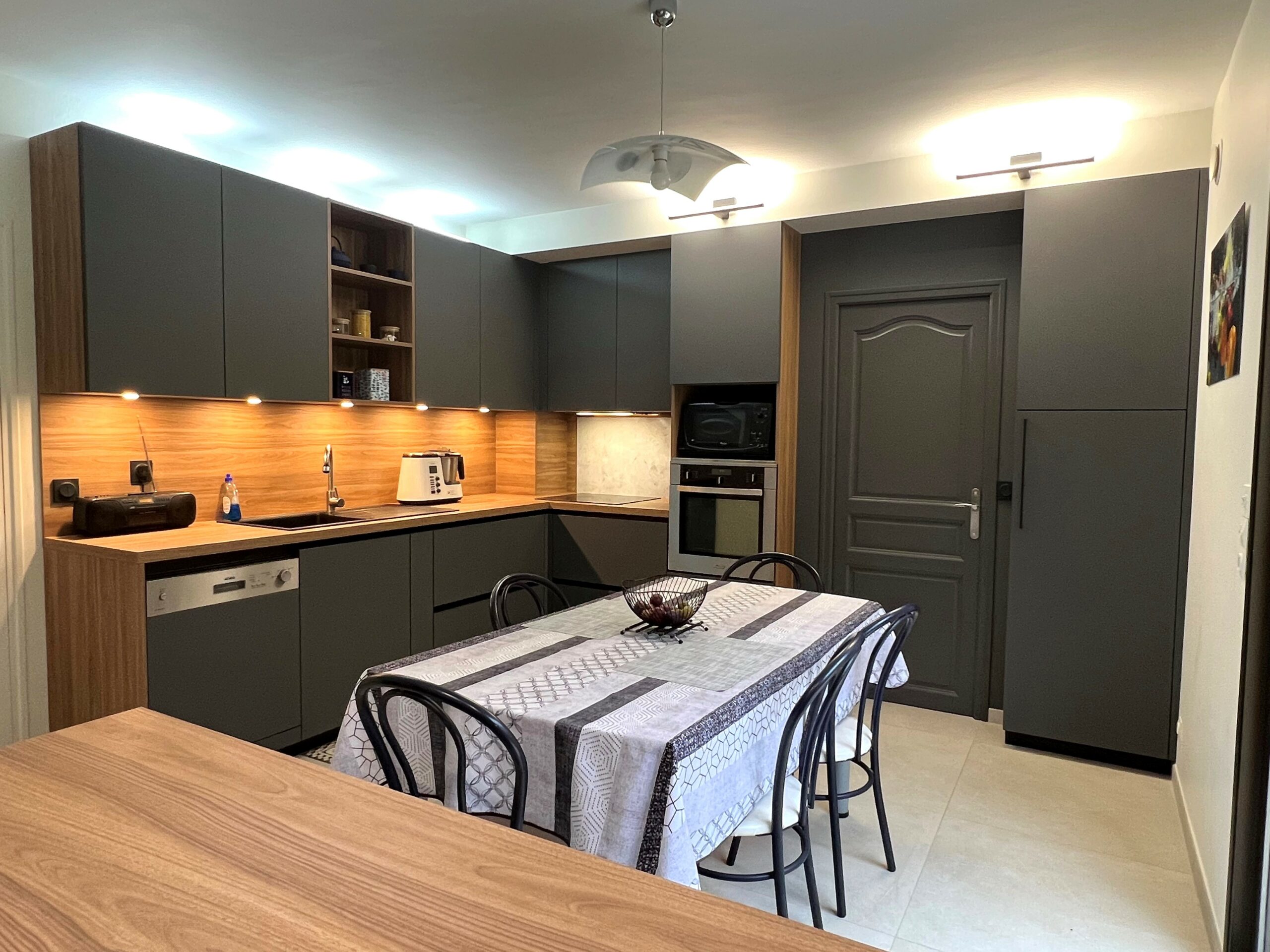 Colonne réfrigérateur et niches bois dans cuisine haut de gamme à Sautron