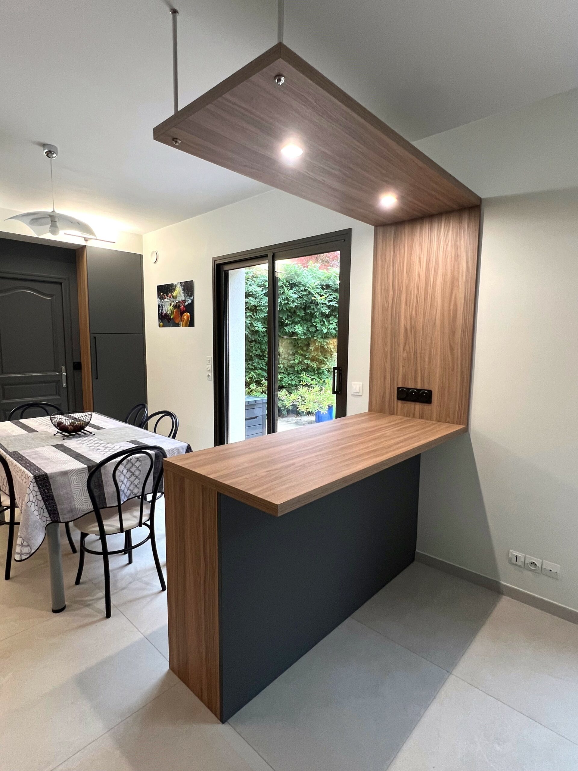 Coin repas avec baldaquin et éclairage intégré dans cuisine ARMONY à Sautron