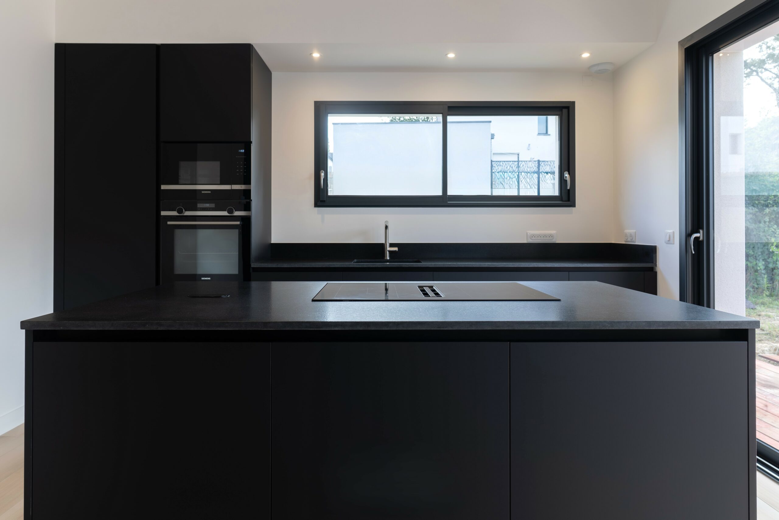 Colonne réfrigérateur et four Siemens intégrée dans une cuisine sur mesure à Orvault