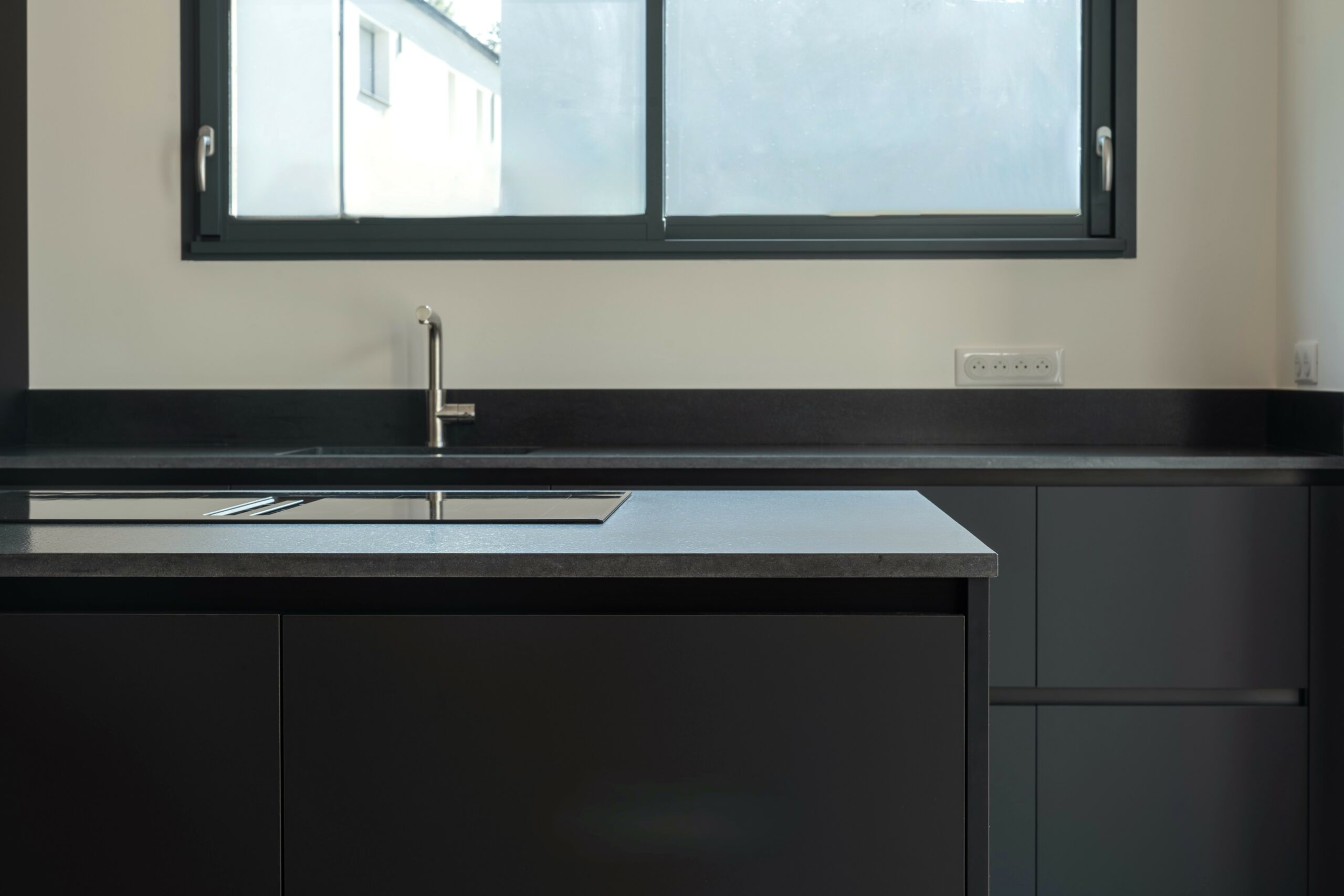 Installation précise et finition artisanale par l’ébéniste Christophe dans une cuisine contemporaine