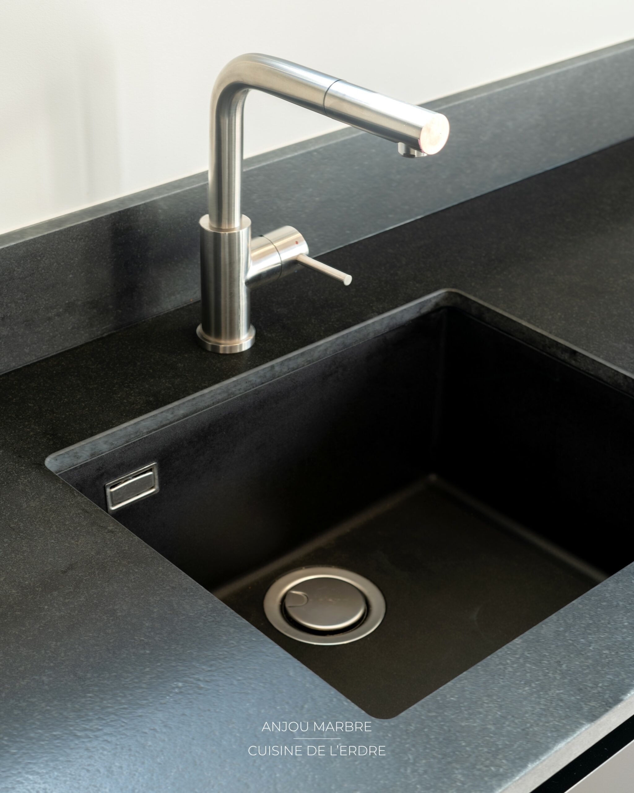 Cuisine haut de gamme ARMONY CUCINE italienne installée à Héric, près de Nantes, avec îlot central contemporain, façades blanches laquées et plan en finition bois noyer.