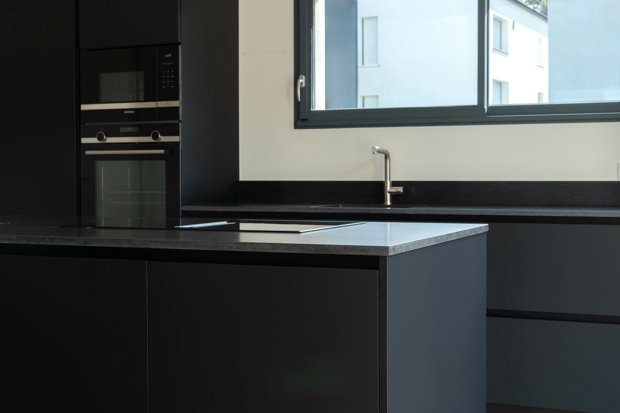 Installation précise et finition artisanale par l’ébéniste Christophe dans une cuisine contemporaine