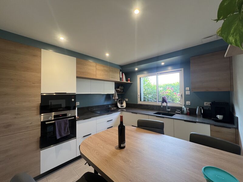 Meubles bas et hauts en bois et blanc dans une cuisine sur-mesure à La Chapelle-sur-Erdre