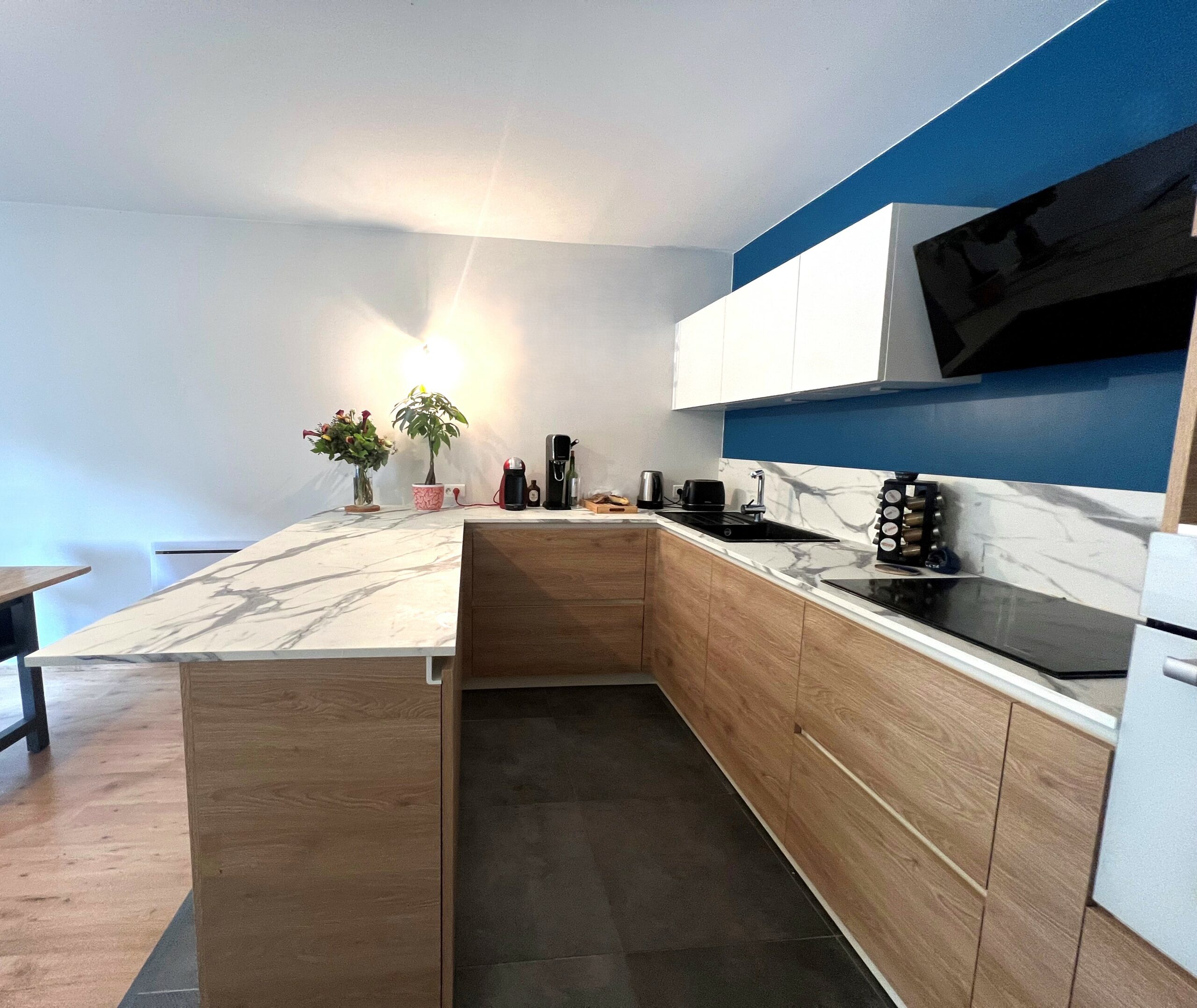 Cuisine haut de gamme ARMONY CUCINE à Nantes avec façades bois et plan de travail effet marbre