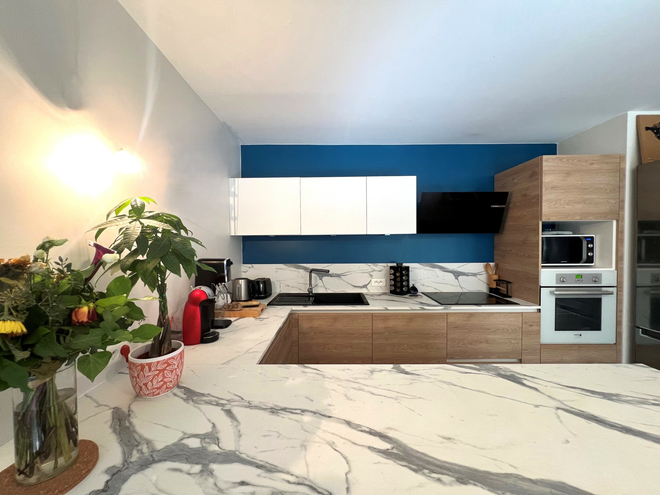 Installation sur mesure d’une cuisine contemporaine à Nantes avec bar intégré