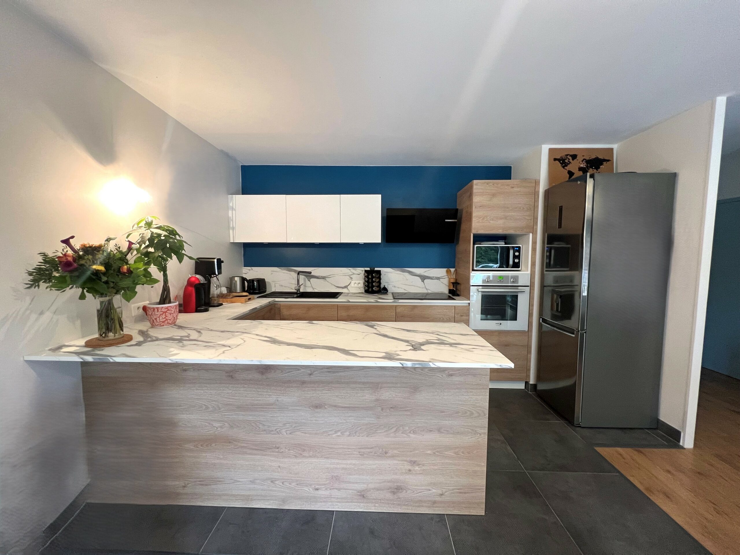 Détails du plan de travail et crédence marbre dans une cuisine ARMONY CUCINE à Nantes