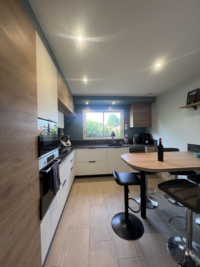 Coin repas en bois massif dans une cuisine contemporaine ARMONY CUCINE à La Chapelle-sur-Erdre