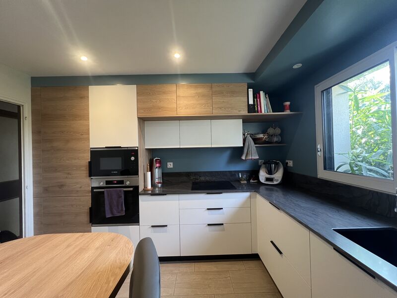 Cuisine haut de gamme ARMONY CUCINE à La Chapelle-sur-Erdre avec façades blanc mat et éléments bois