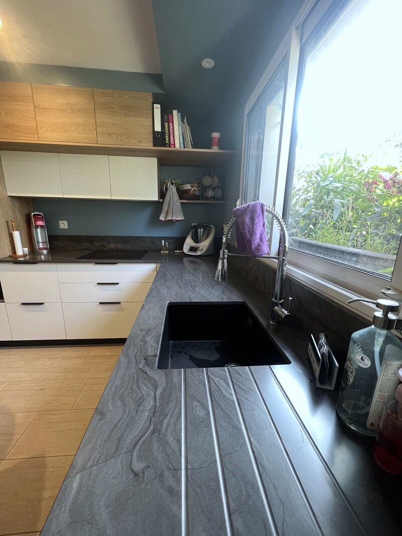 Plan de travail en granit Nilo dans une cuisine équipée contemporaine à La Chapelle-sur-Erdre