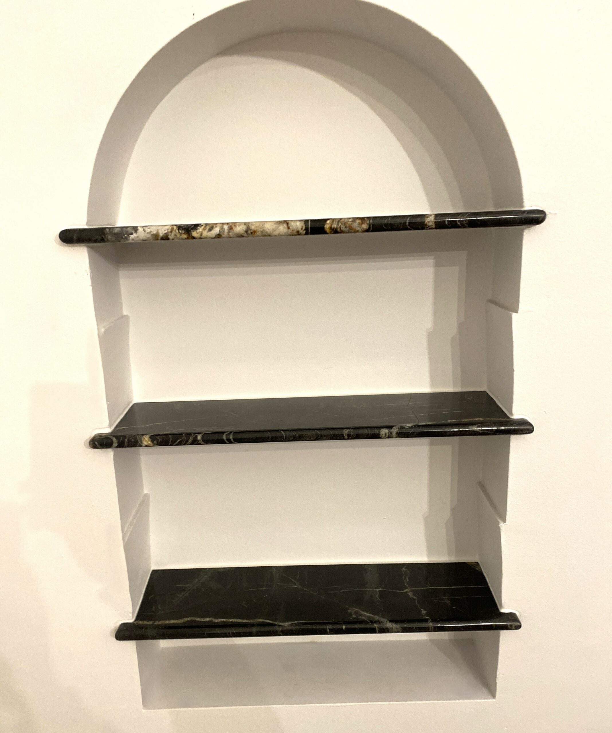 Niche décorative en granit assortie au plan de travail dans une cuisine sur mesure à Sucé sur Erdre