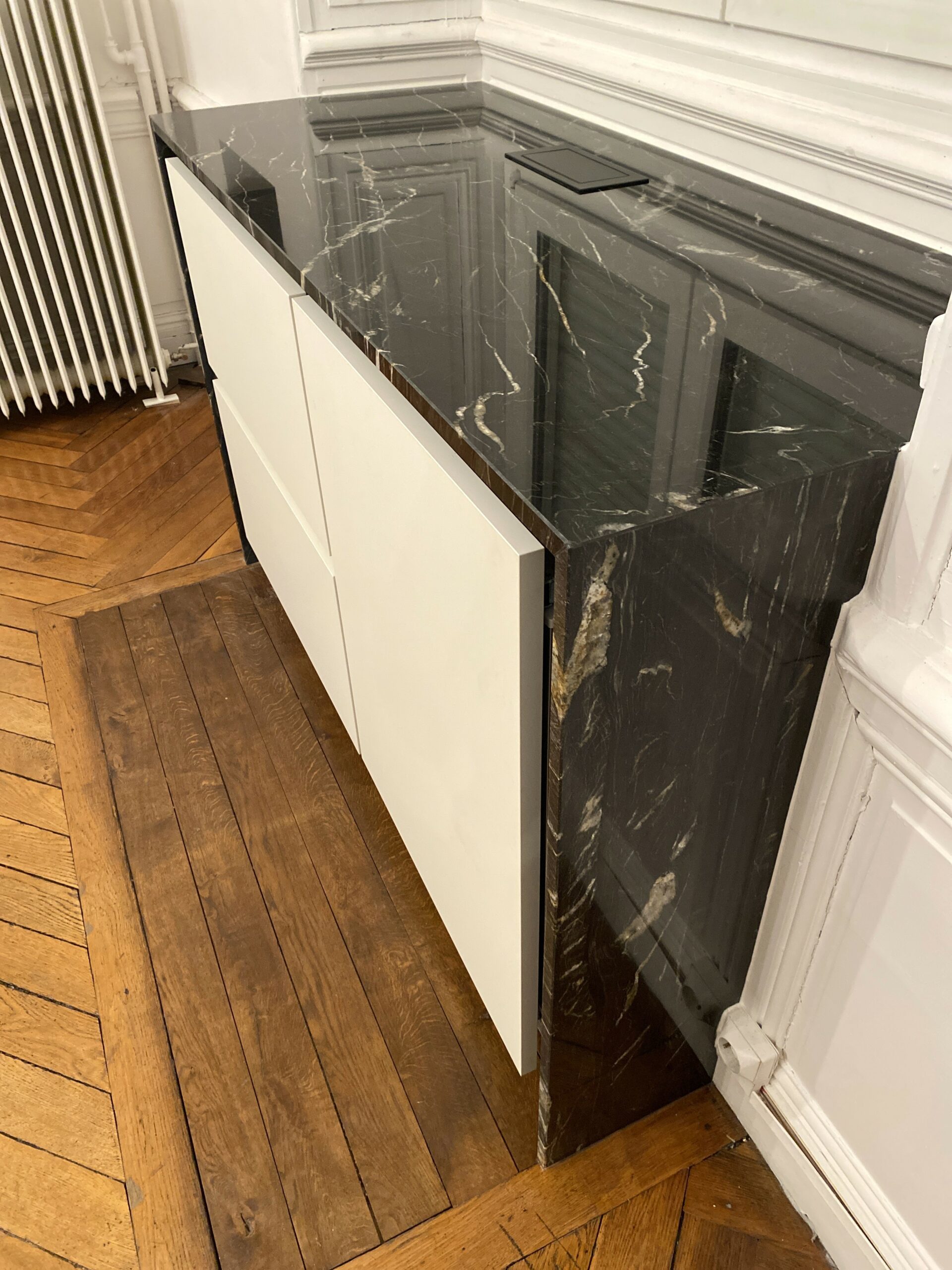 Îlot central contemporain en granit noir veiné dans une cuisine aménagée en Loire-Atlantique