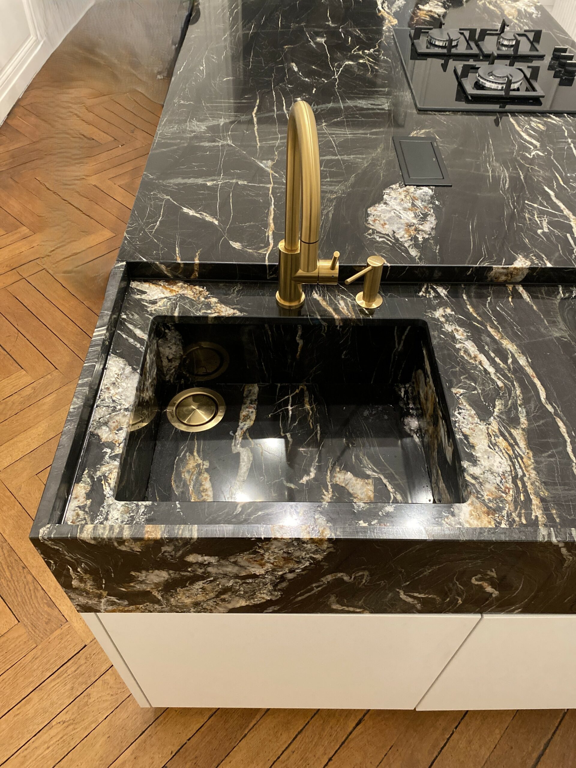 Détail du plan de travail en granit Black Fire dans une cuisine ARMONY CUCINE près de Nantes