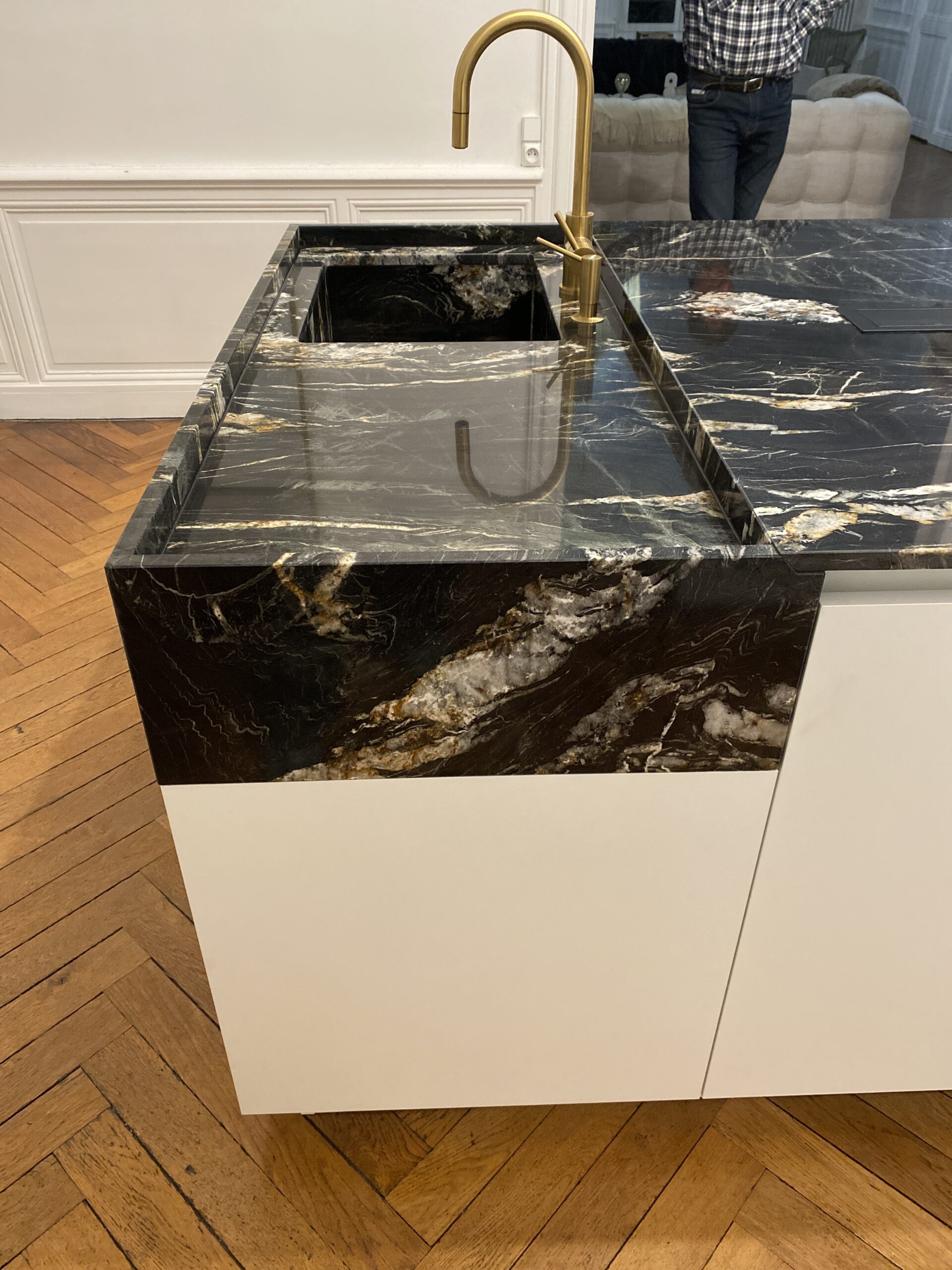 Détail du plan de travail en granit Black Fire dans une cuisine ARMONY CUCINE près de Nantes