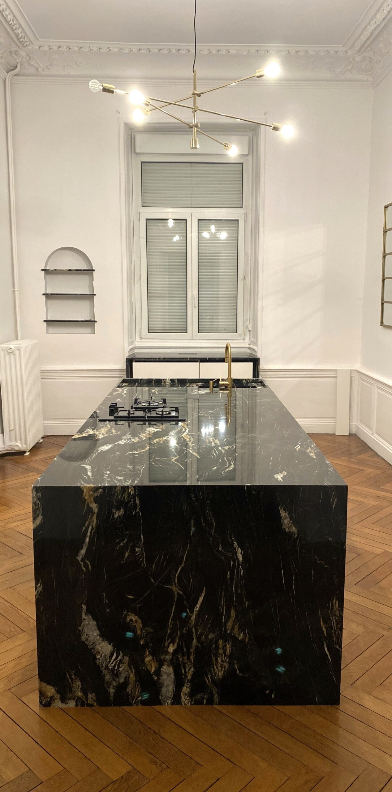 Niche décorative en granit assortie au plan de travail dans une cuisine sur mesure à Sucé sur Erdre