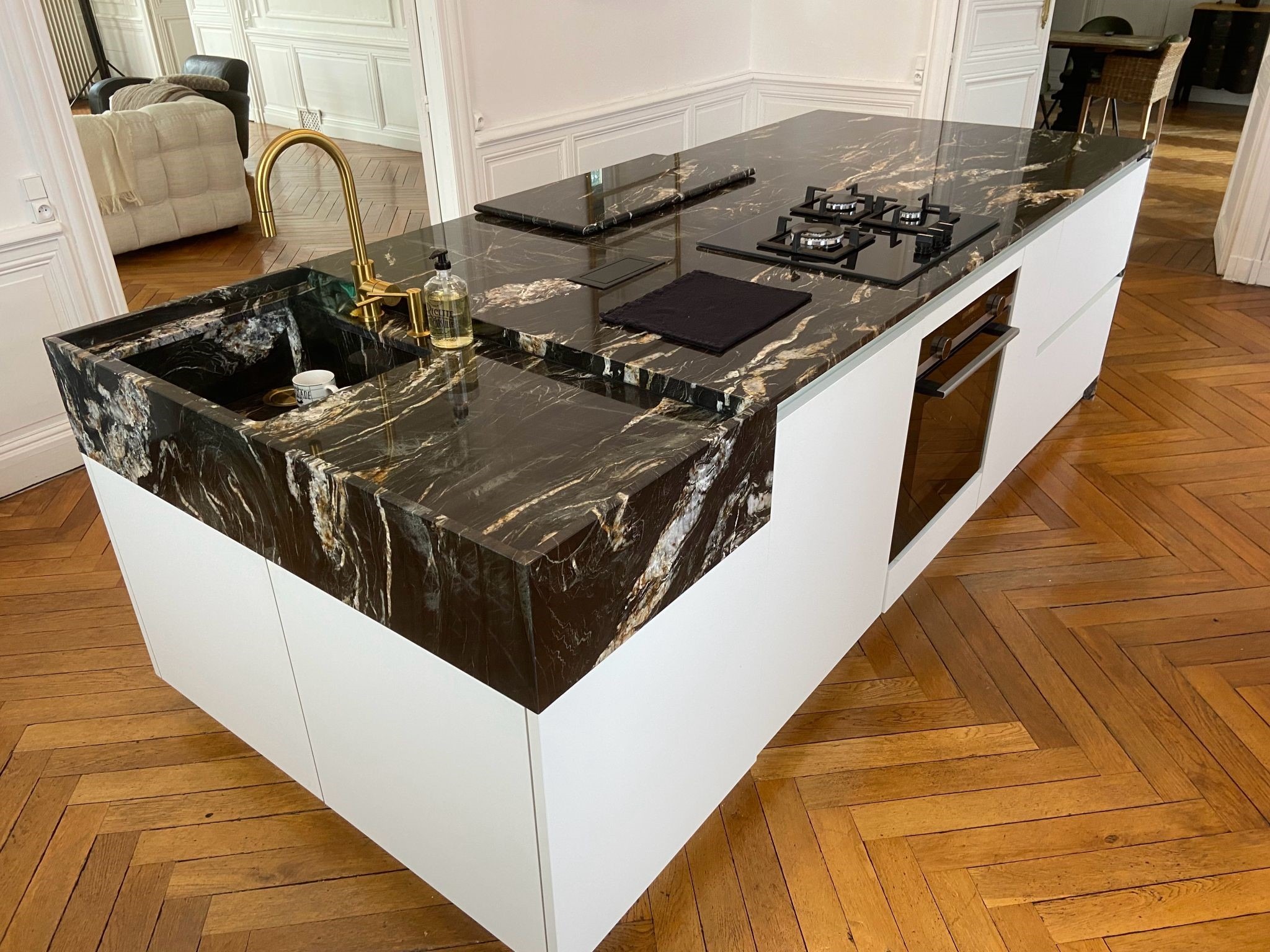 Cuisine sur mesure ARMONY CUCINE avec îlot central en granit Black Fire à Sucé sur Erdre près de Nantes