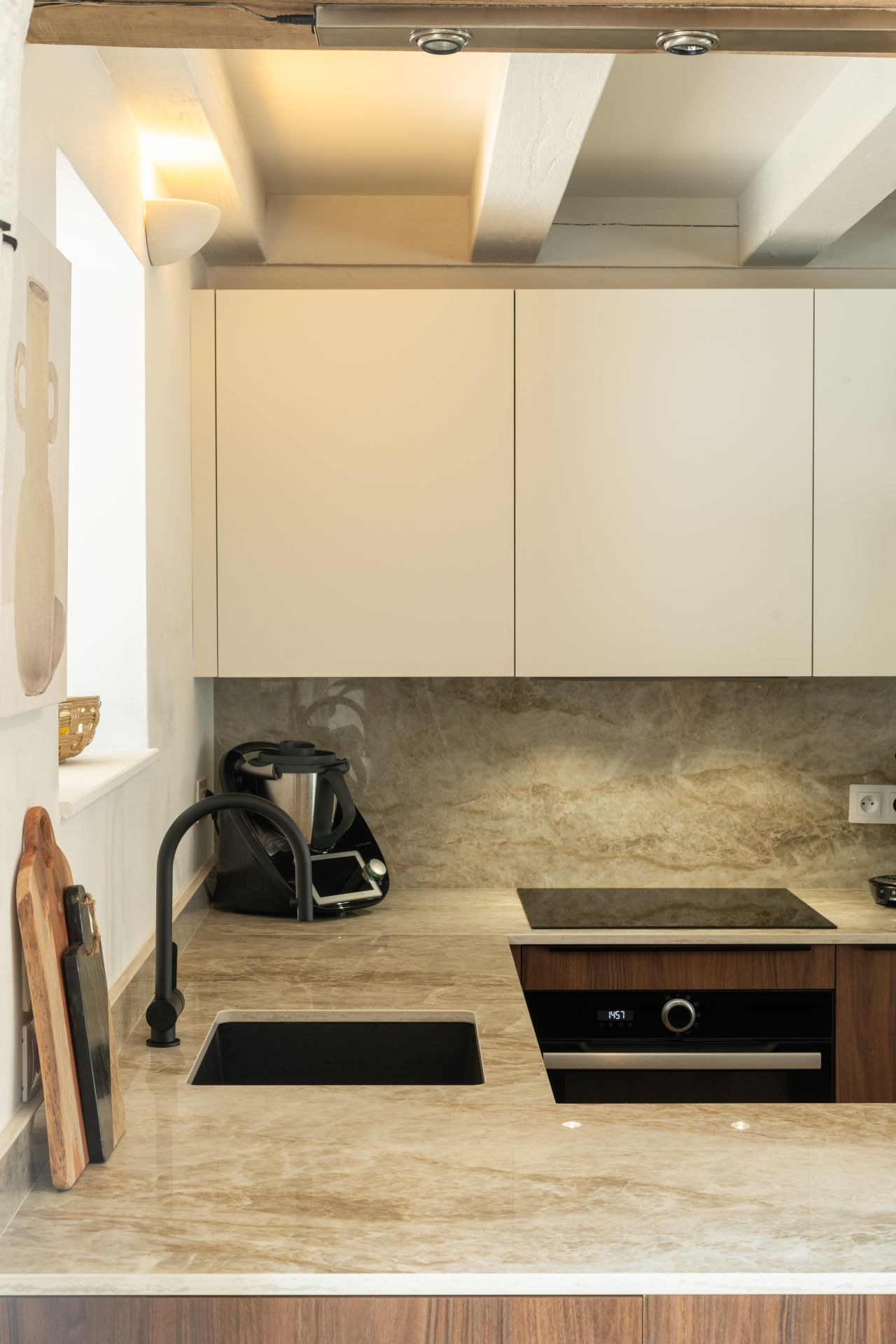 Cuisine sur mesure ARMONY CUCINE en bois noyer avec plan Dekton Taga installée à Sucé-sur-Erdre près de Nantes