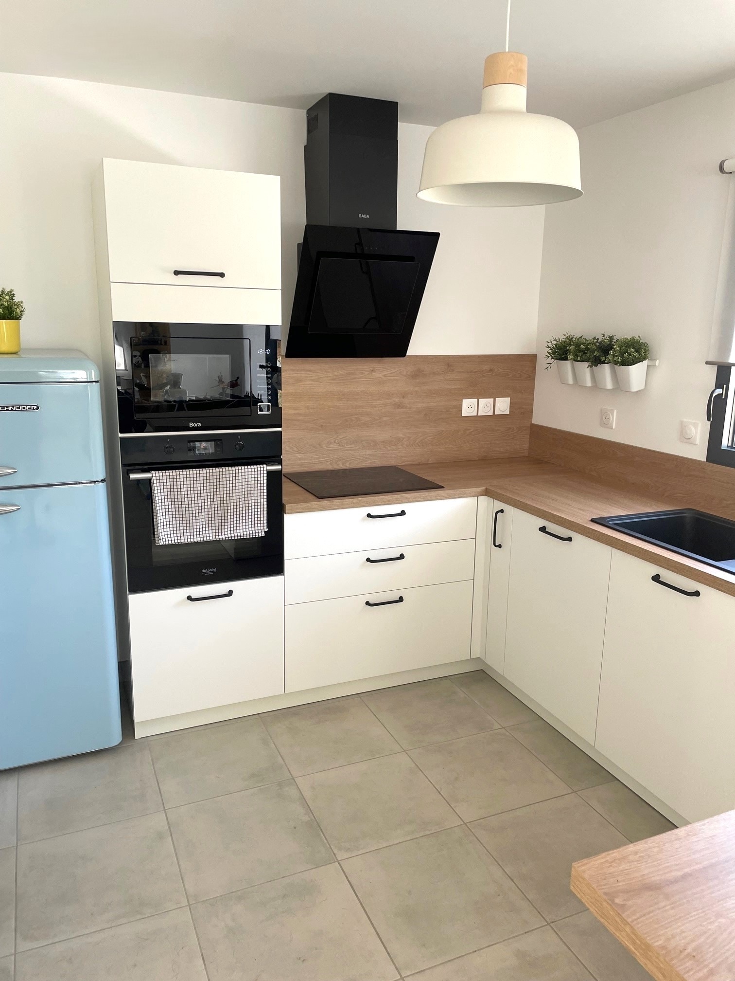 Cuisine haut de gamme ARMONY CUCINE à Couëron avec façades laquées blanches et plan de travail bois