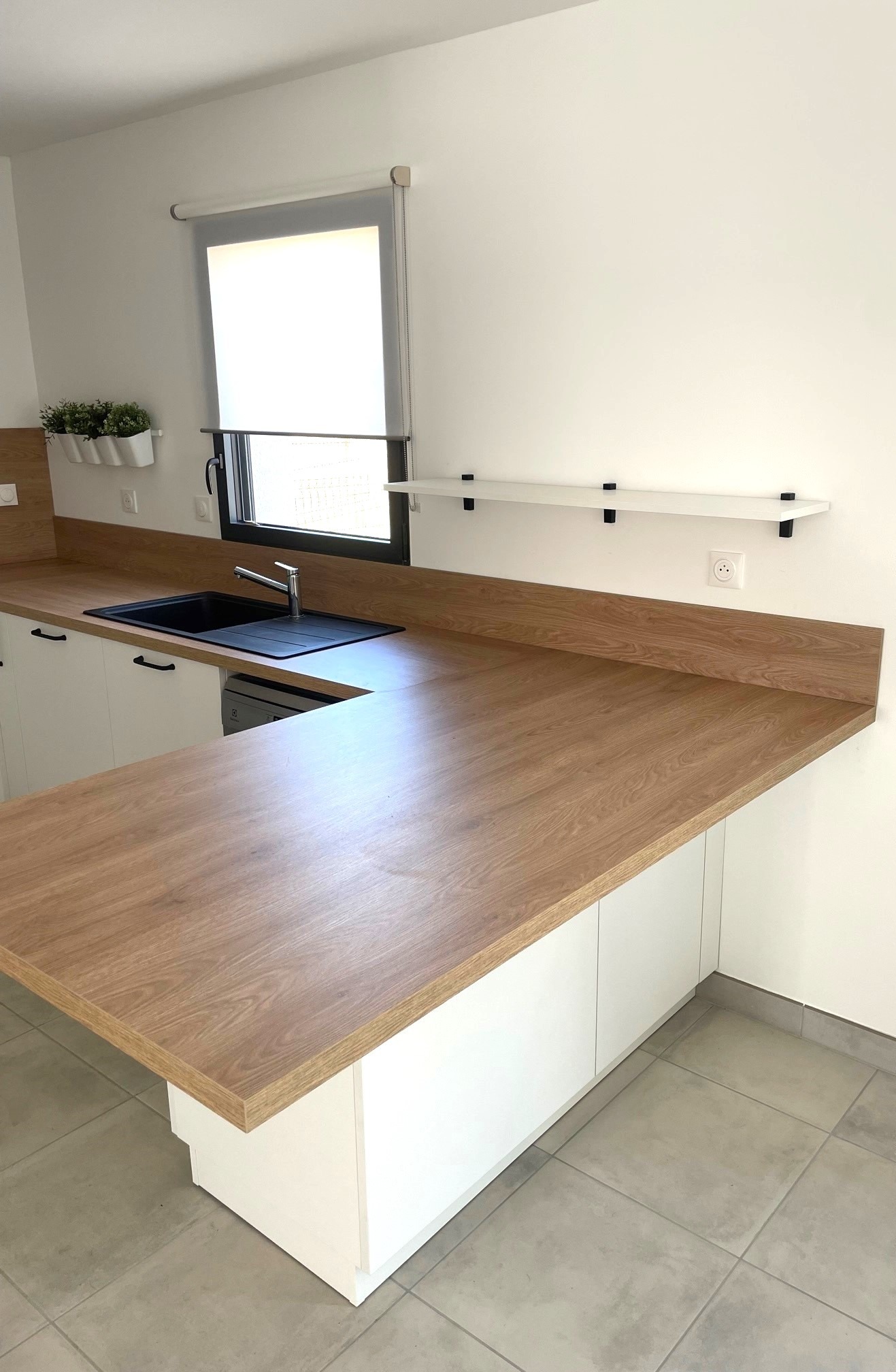 Installation de cuisine moderne ouverte sur pièce à vivre à Couëron par Cuisines de l’Erdre