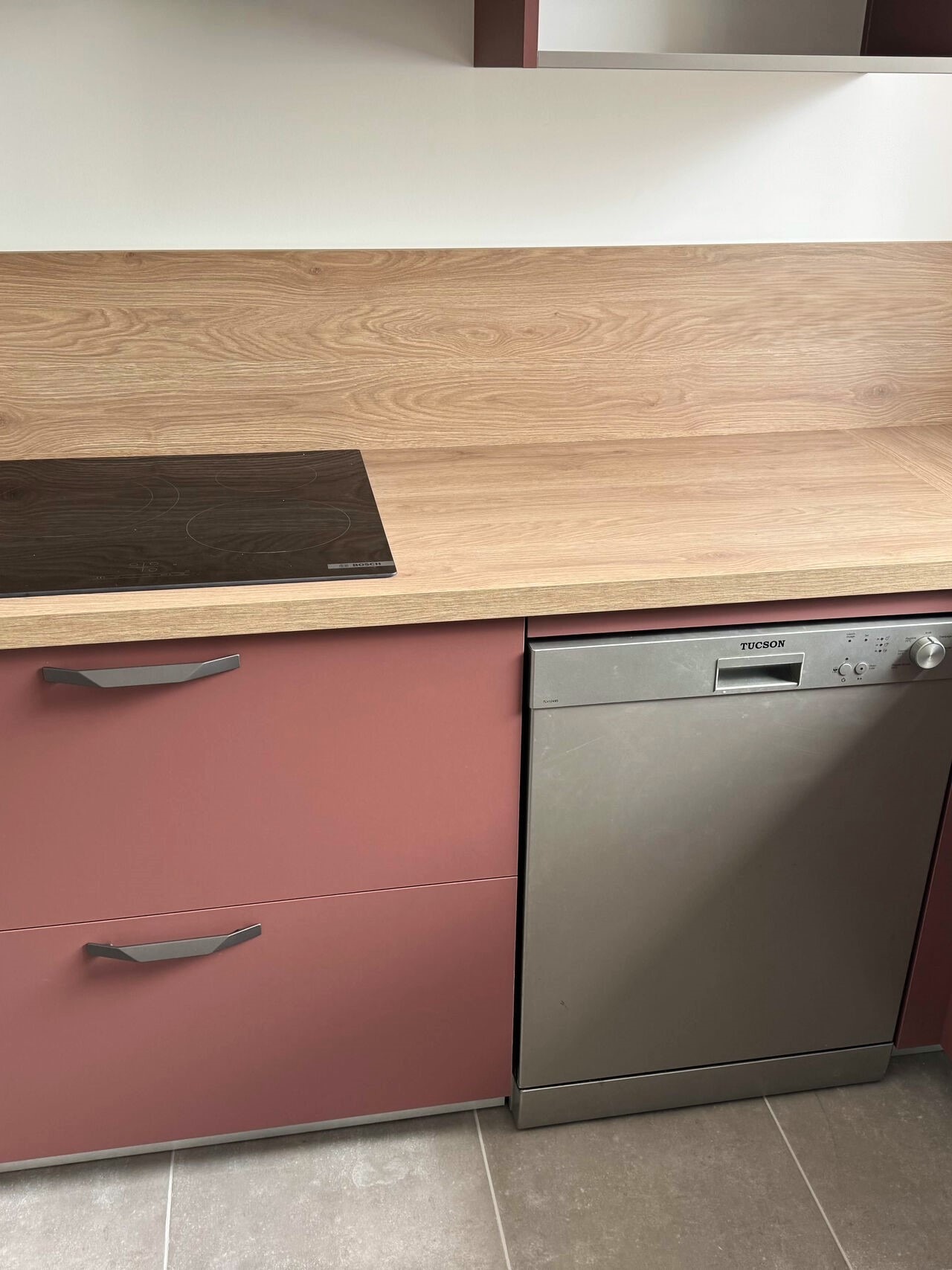 Cuisine haut de gamme ARMONY CUCINE à Divatte-sur-Loire avec façades terracotta et plan de travail bois