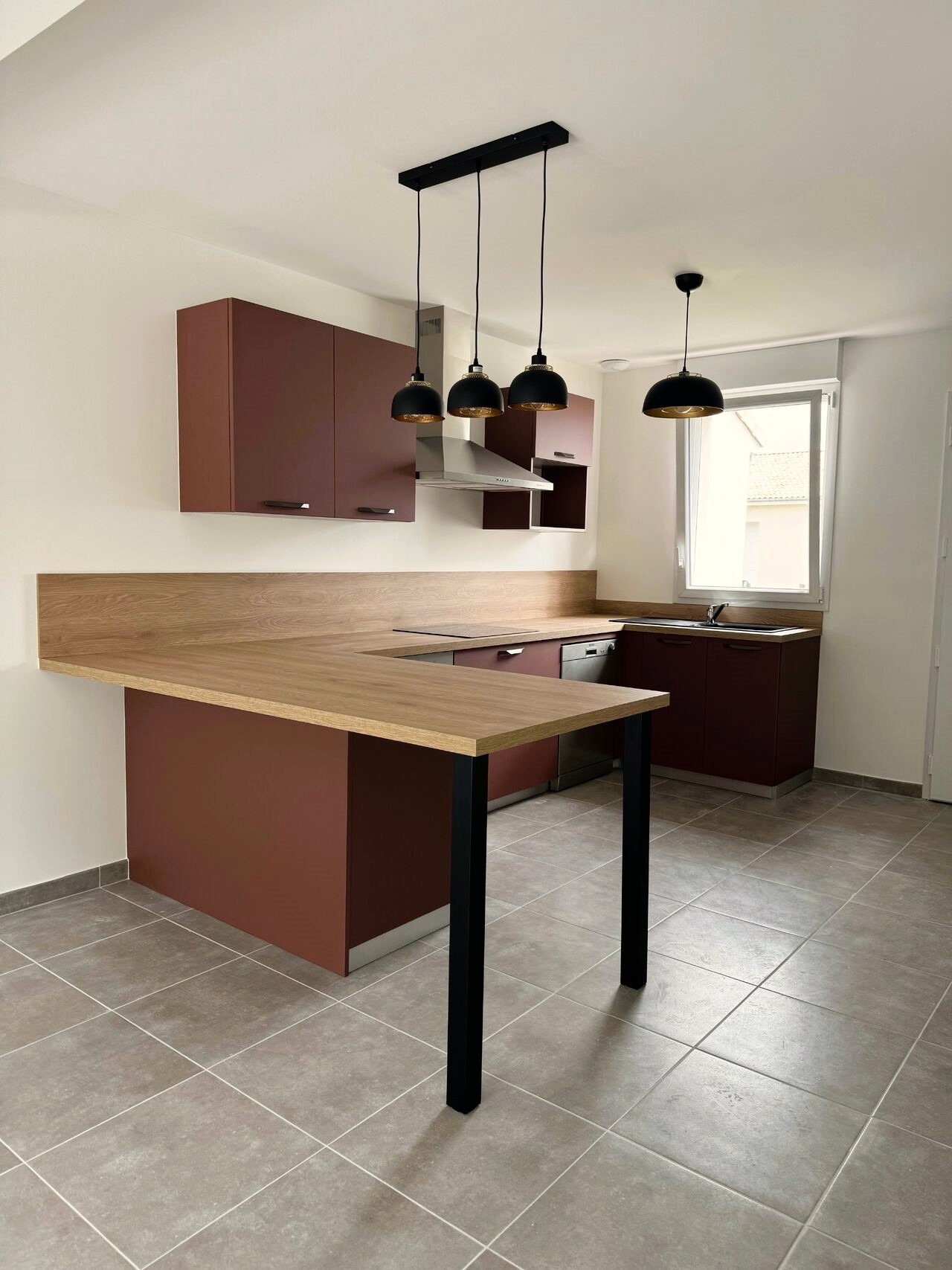 Coin bar moderne en métal noir dans une cuisine ARMONY CUCINE près de Nantes