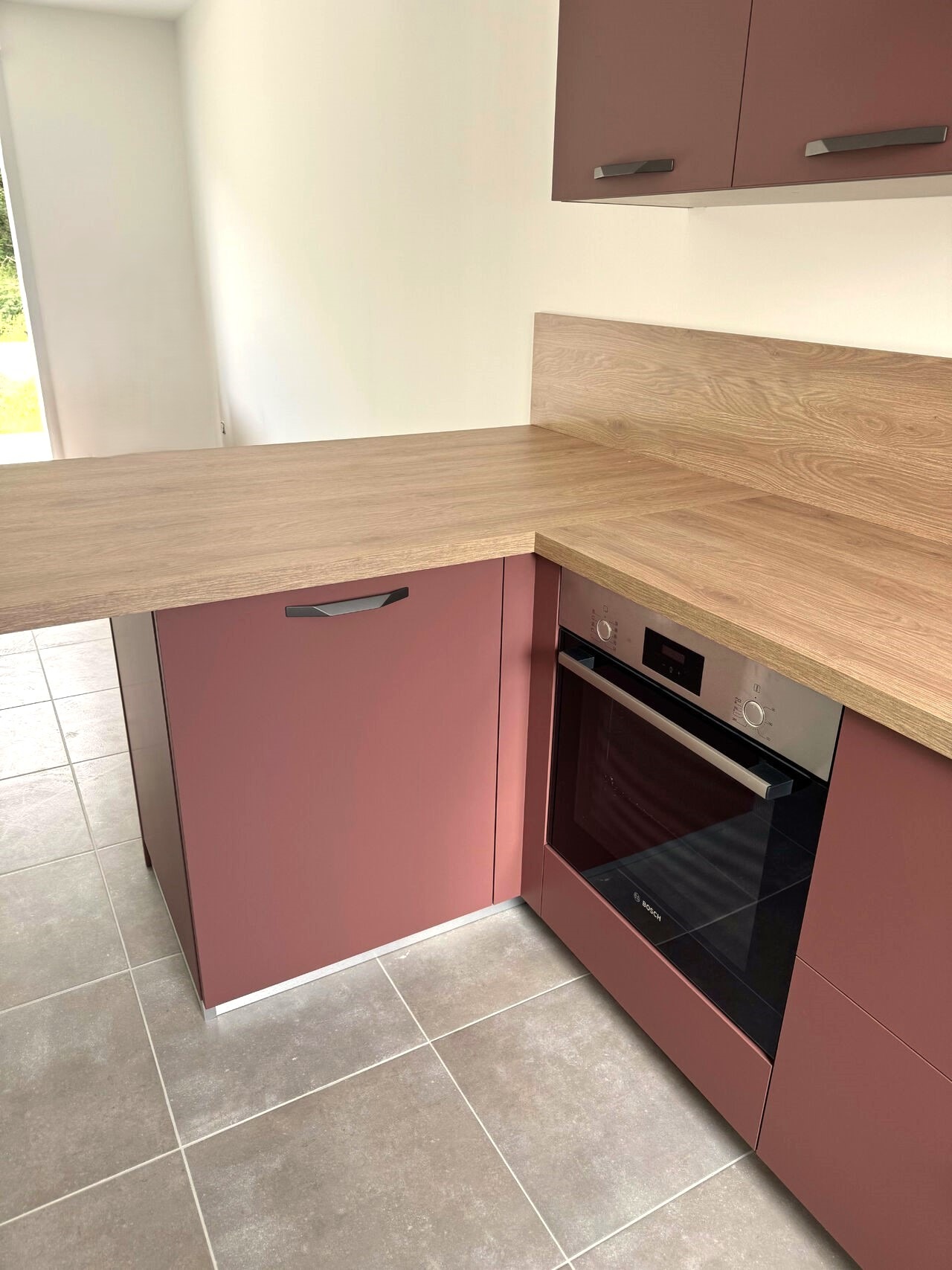 Meubles bas avec four encastré et plaque induction dans cuisine contemporaine