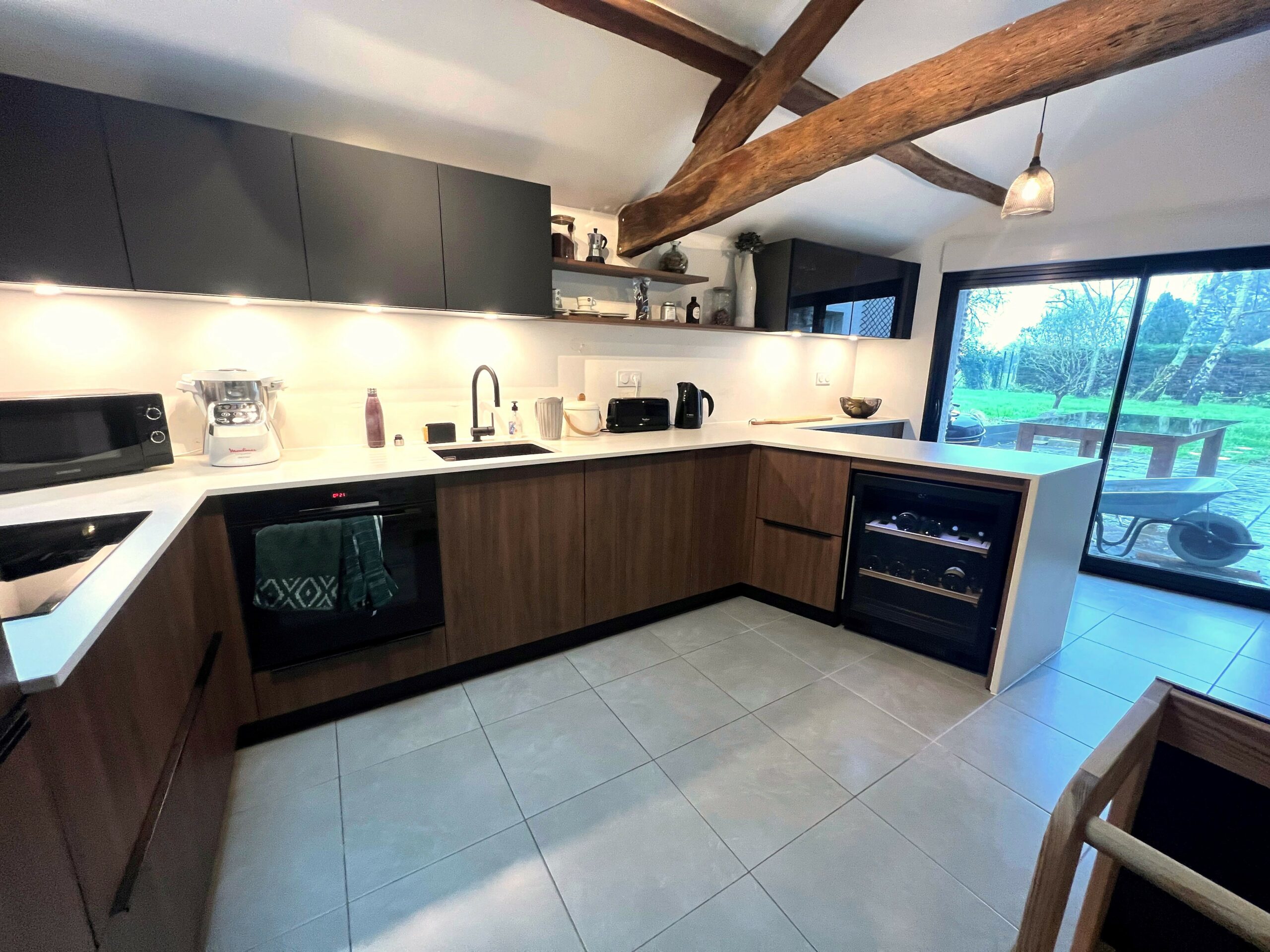 Cuisine contemporaine Armony Cucine en noce canaletto avec poutres bois apparentes à Sucé-sur-Erdre.