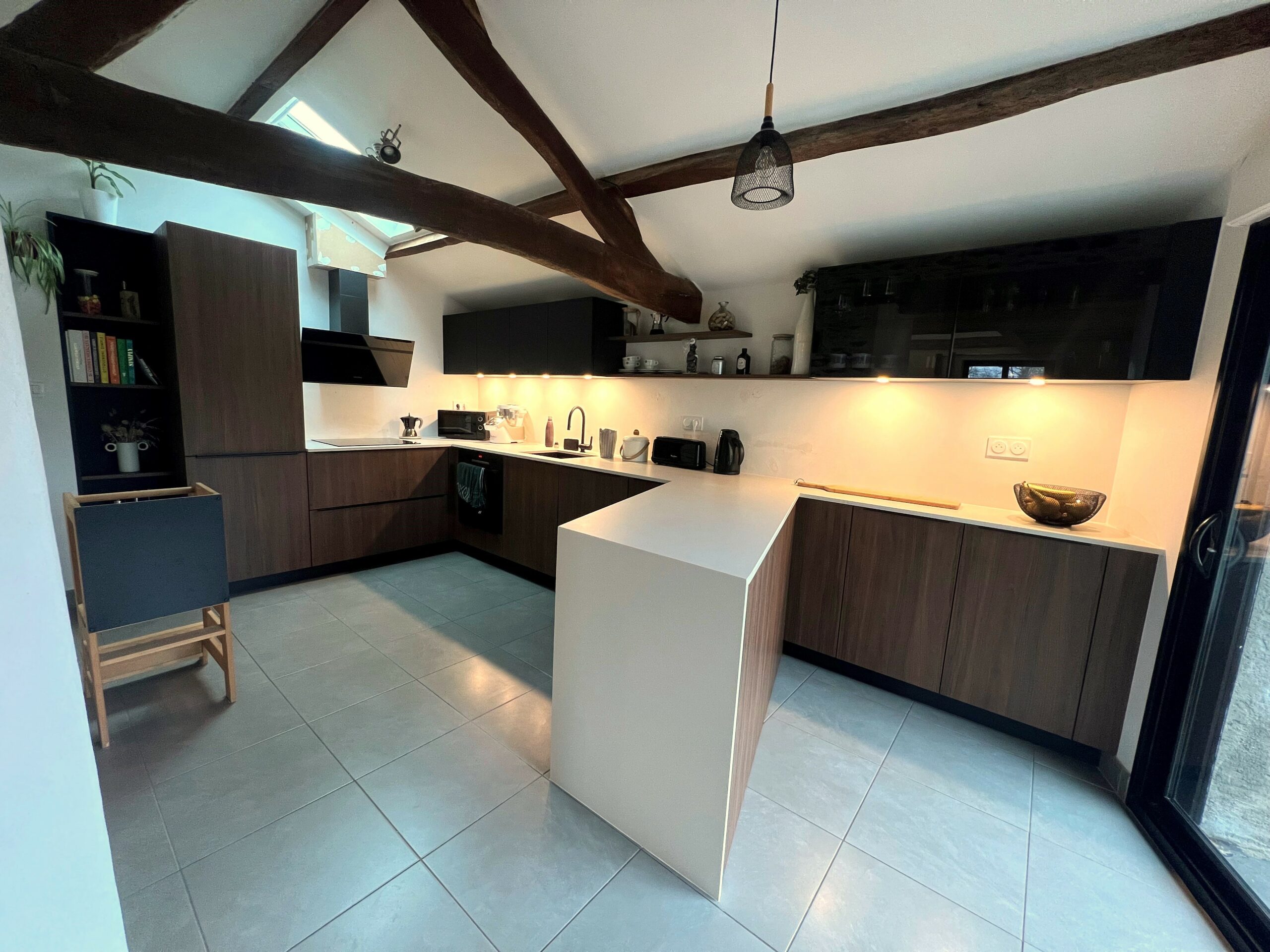 Meubles hauts avec vitrines en verre fumé et éclairage intégré sous placard en Loire-Atlantique.