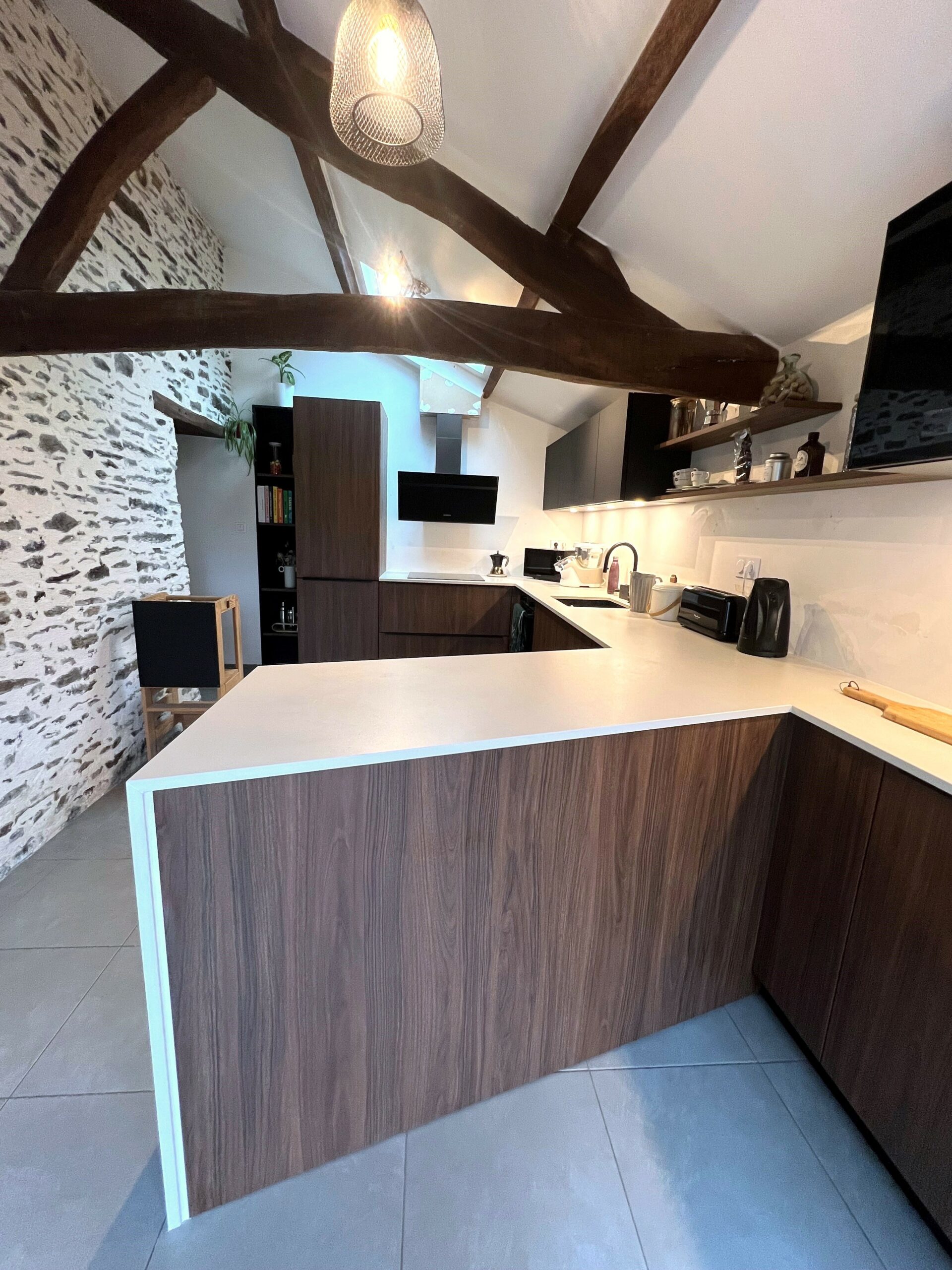 Plan de travail en céramique Dekton Diamond Cream avec évier sous plan à Sucé-sur-Erdre.