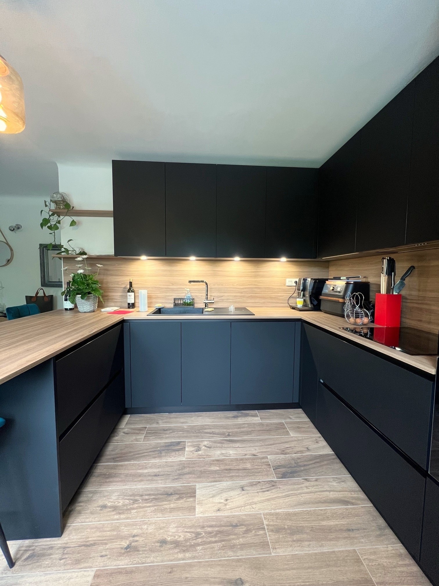 Cuisine Armony Cucine noir mat et bois avec colonnes encastrées à Sucé-sur-Erdre.