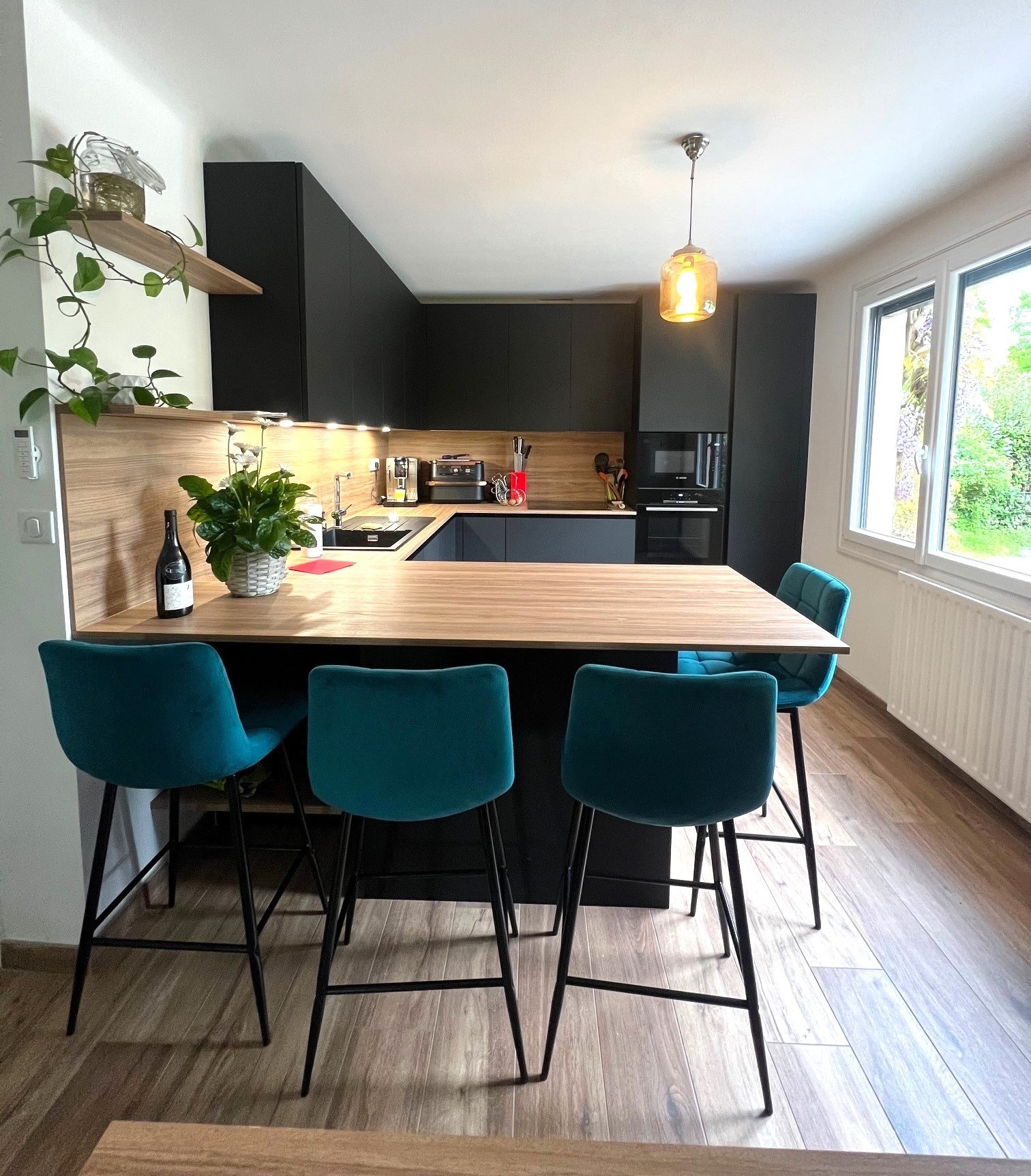 Plaque induction et hotte intégrée dans une cuisine italienne haut de gamme.