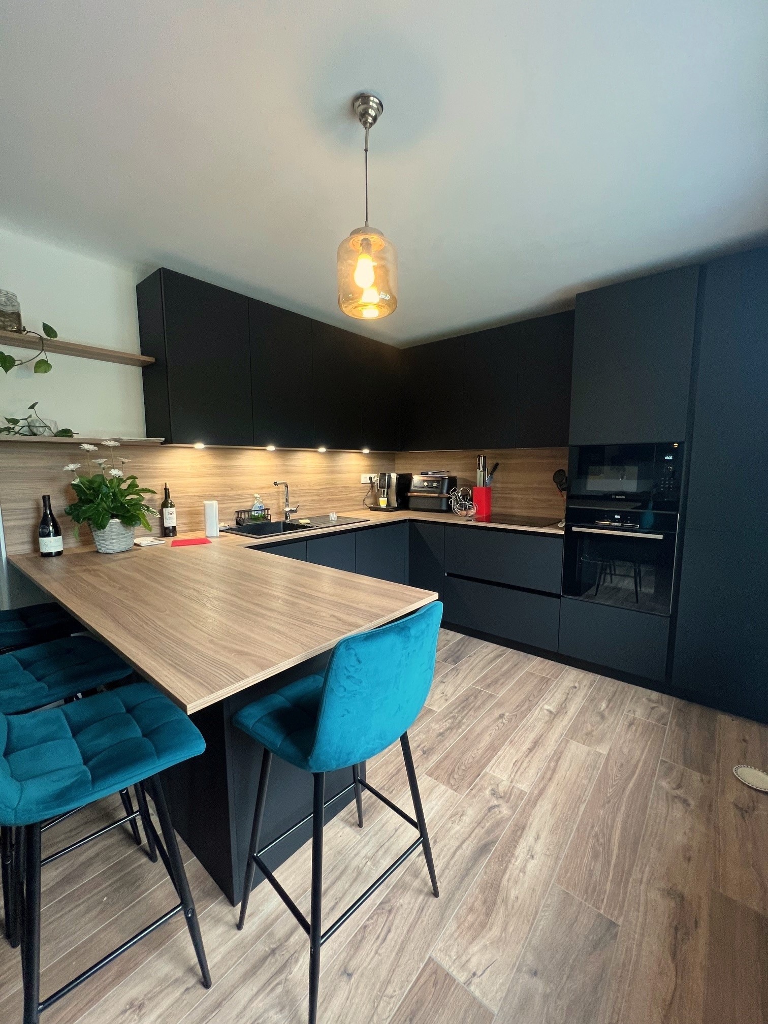 Finitions de pose par un ébéniste pour une cuisine design à Sucé-sur-Erdre.